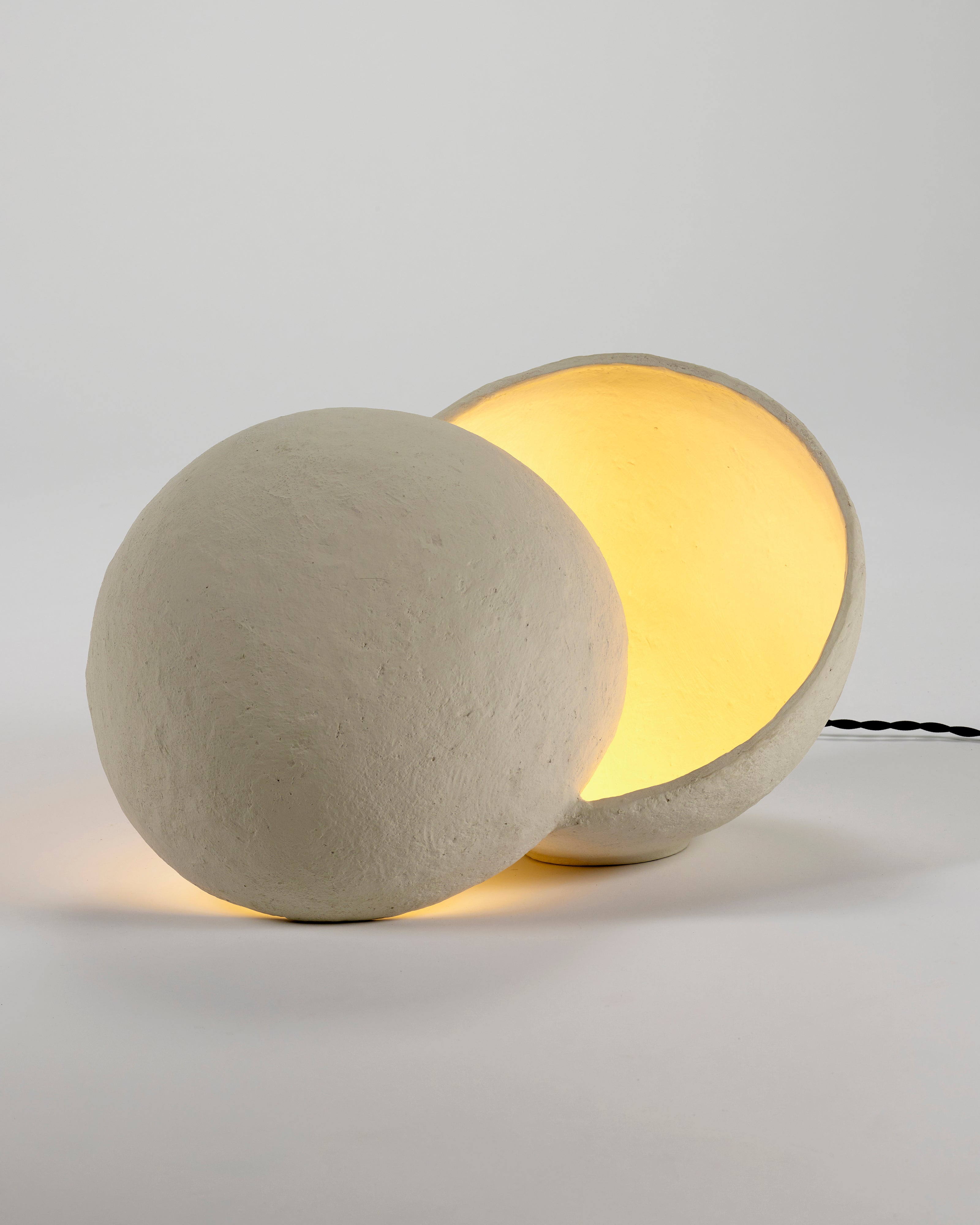 Serax Earth L stolní lampa bílá papír-mašé