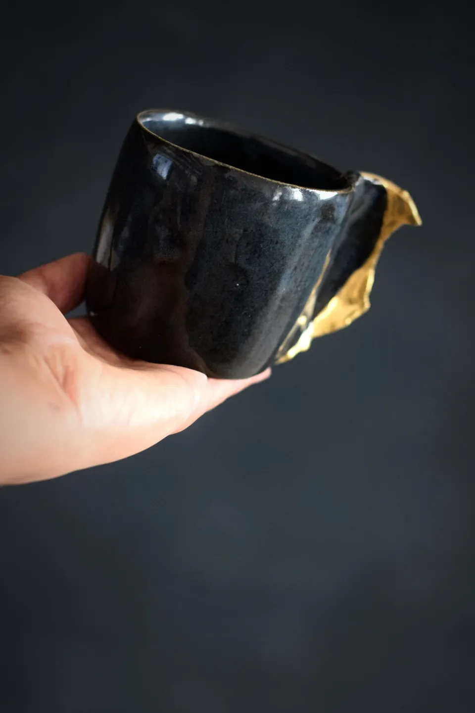 Terra Ceramics Prague ENYA hrnek 300 ml modrý se zlatým křídlem