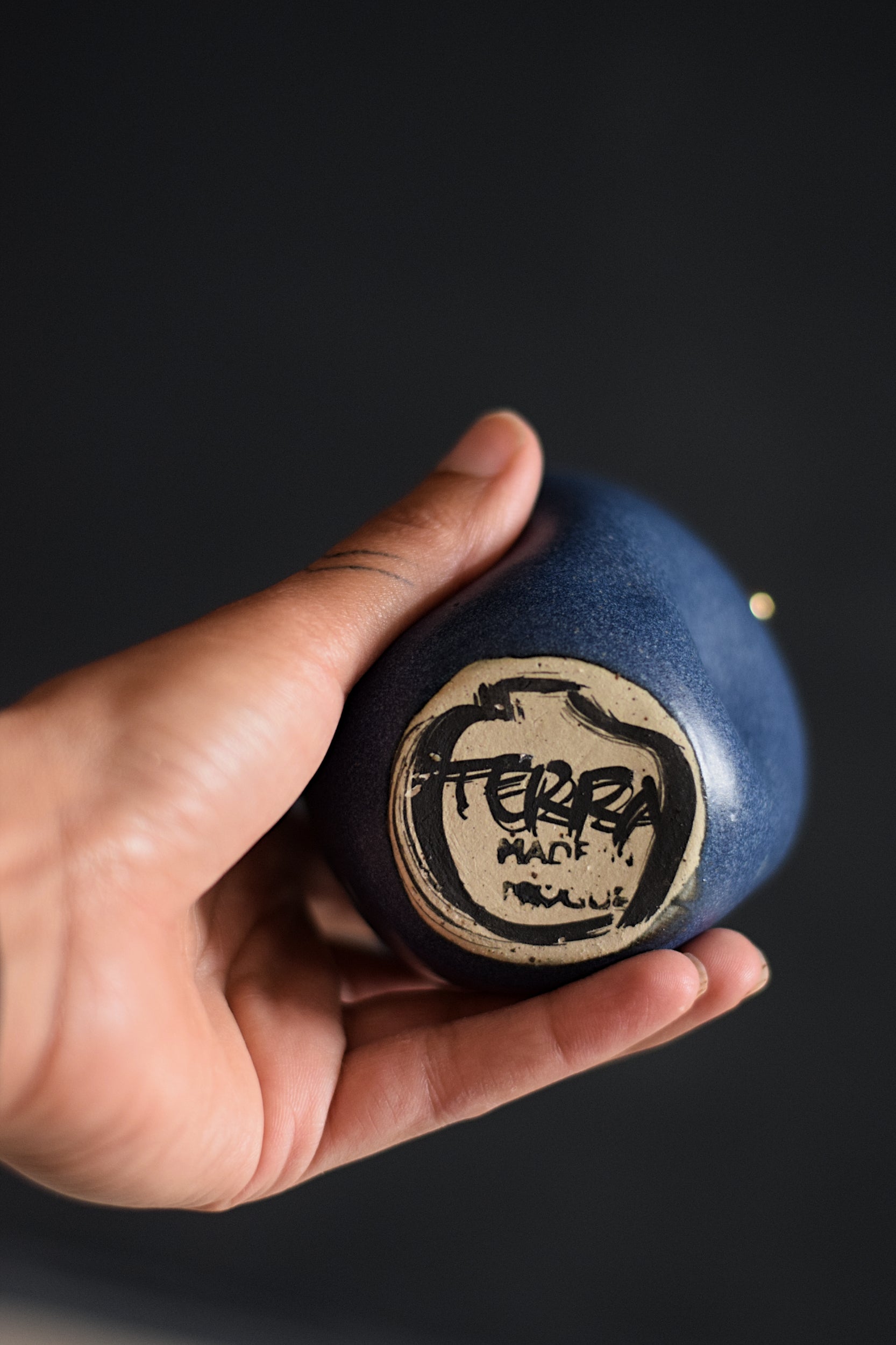 Terra Ceramics Prague Ziggy hrnek indigo modrý 300 ml zlatá perla
