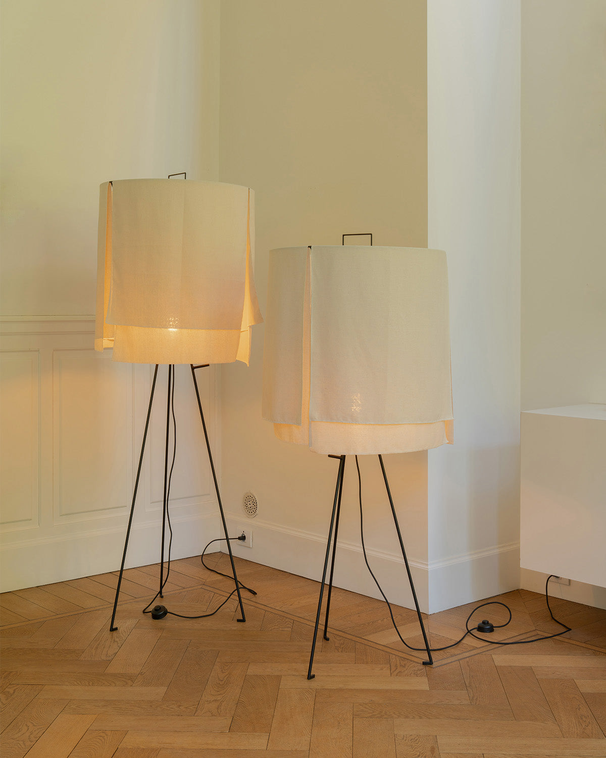 Serax Nomad stojací lampa L černo-béžová len