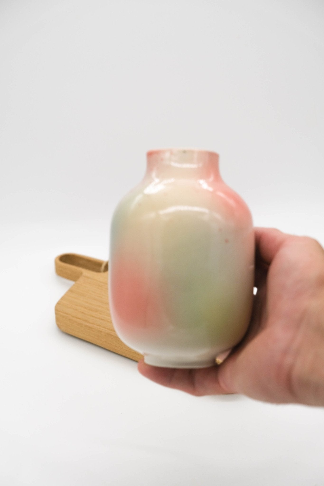 VKUSE Calla Duha II váza M 14 cm barevná