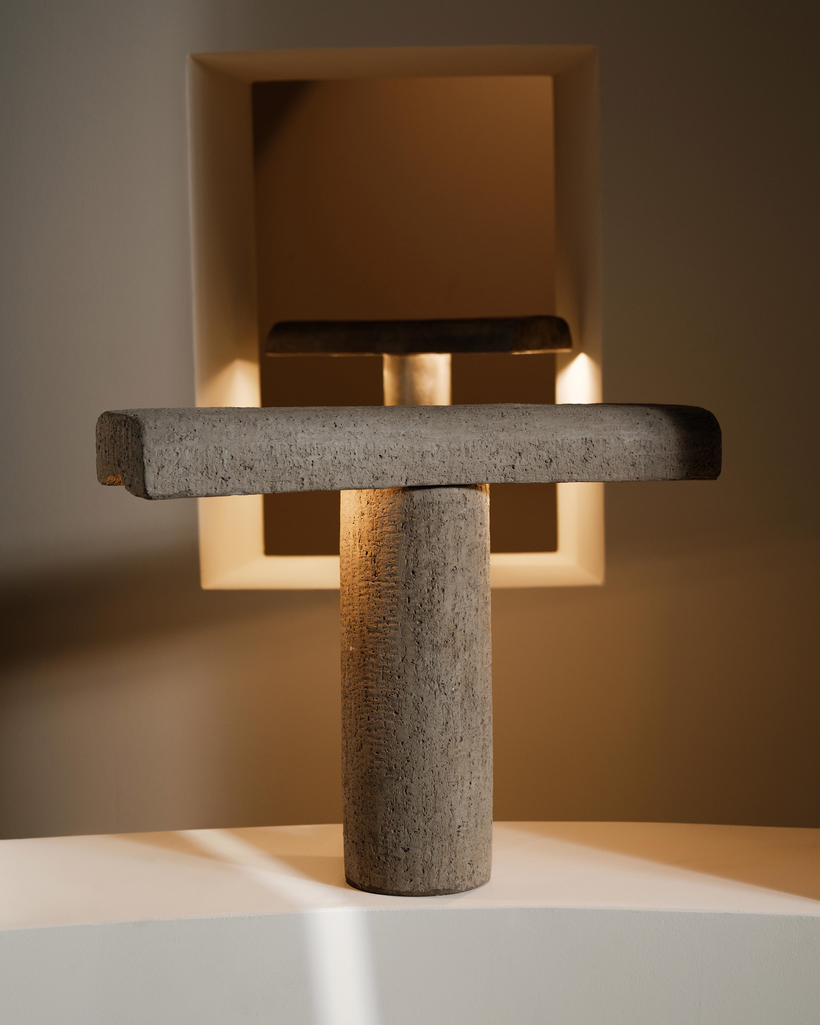 Serax FCK lampa stolní cementová šedá brutalistní