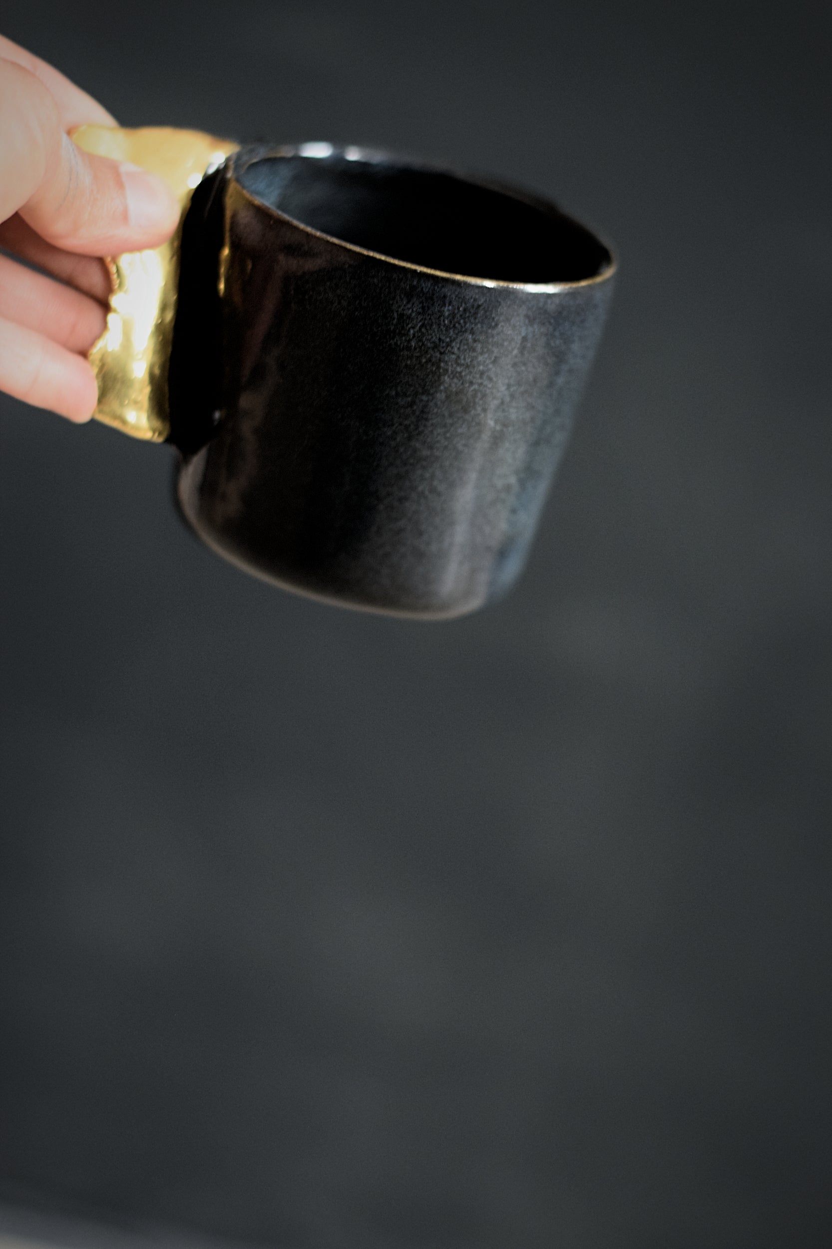Terra Ceramics Prague ENYA hrnek 300 ml modrý se zlatým křídlem