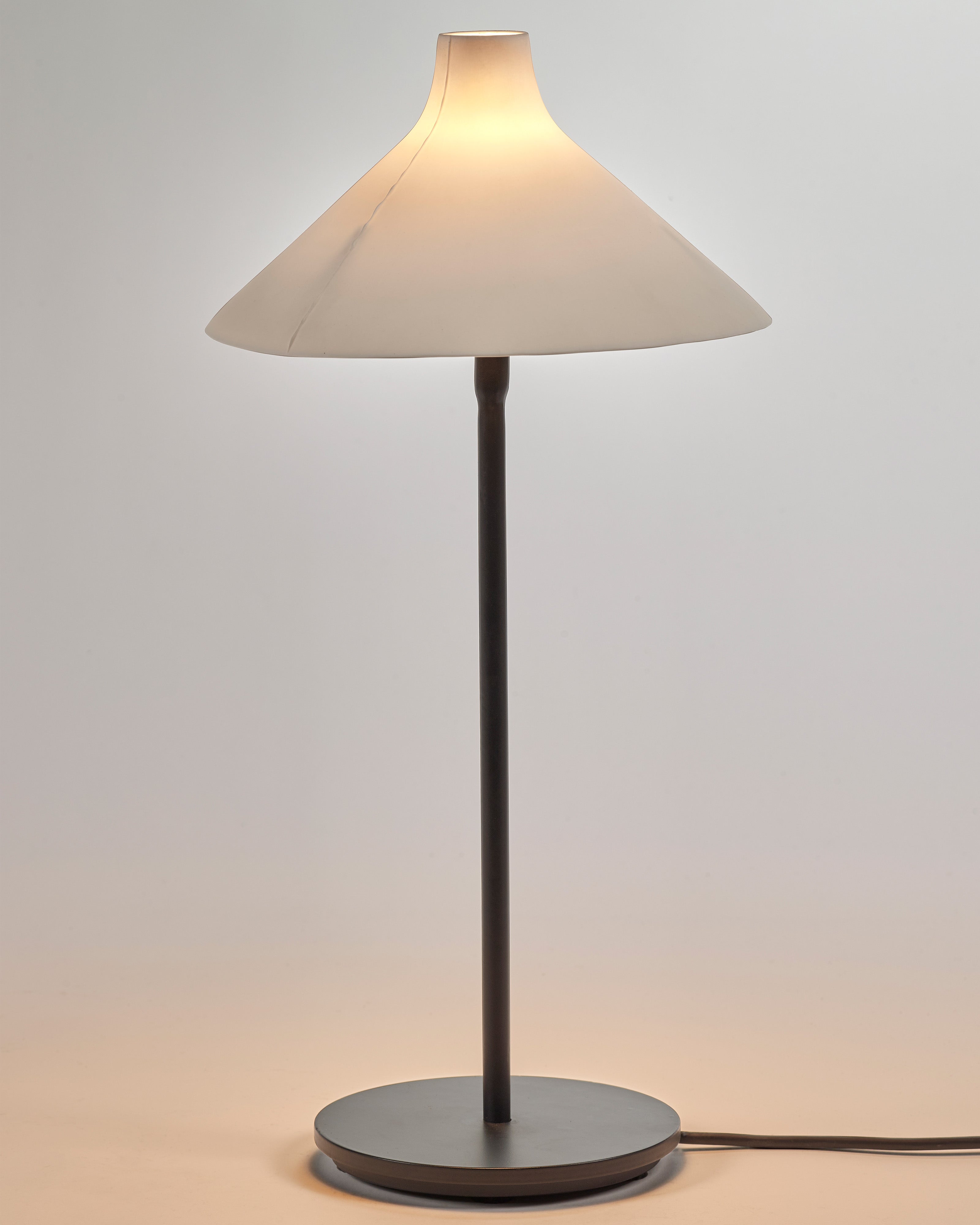 Serax Seam stolní lampa S bílá porcelánová