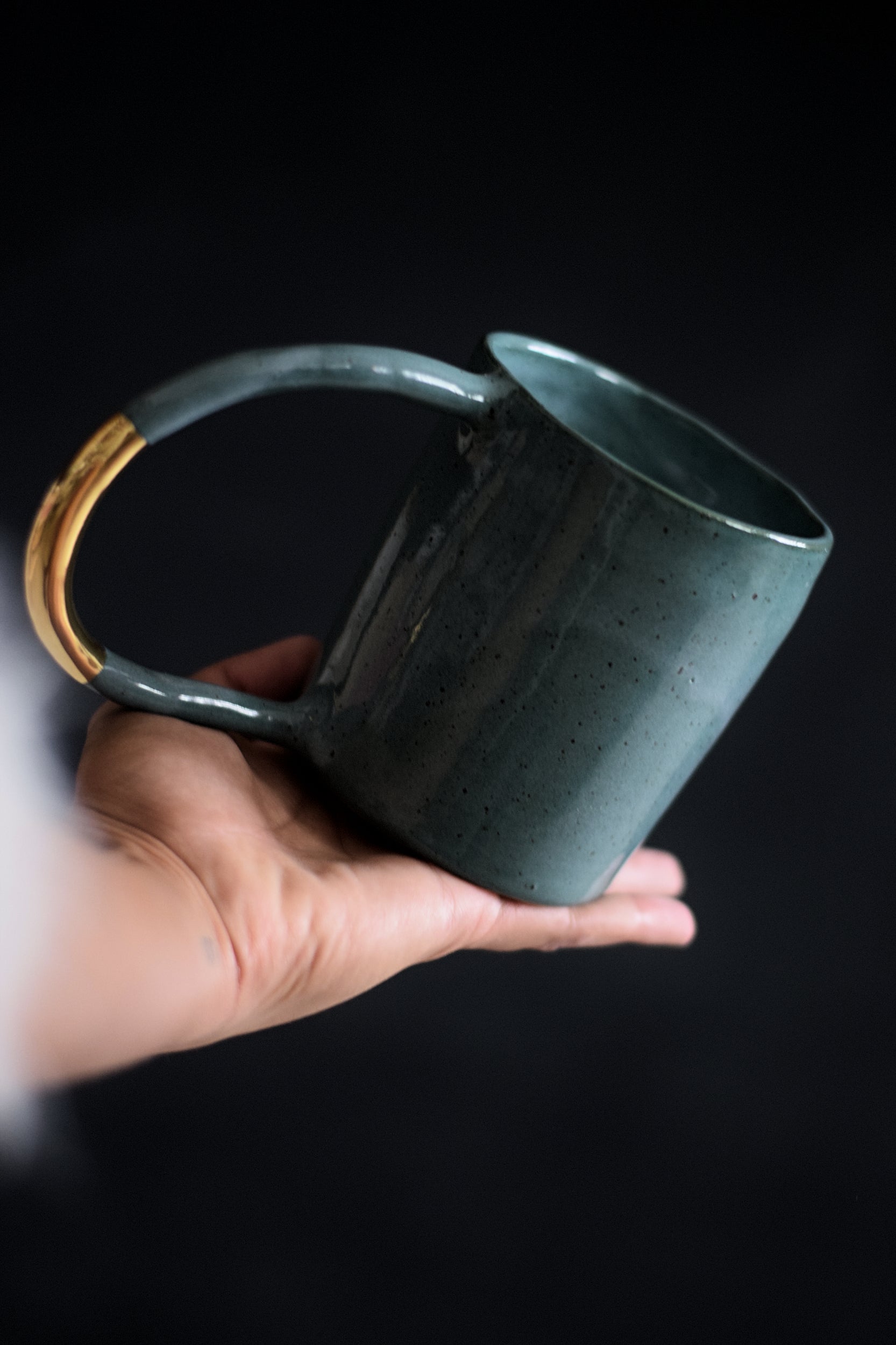 Terra Ceramics Prague AYA hrnek 400 ml lesní zeleň zlato