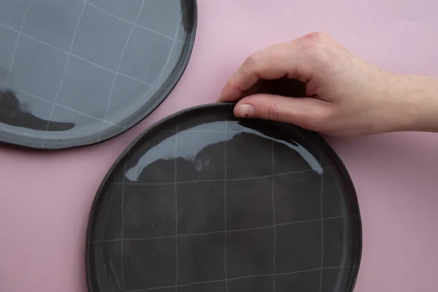 Engoba Tmavá mřížka talíř 22 cm