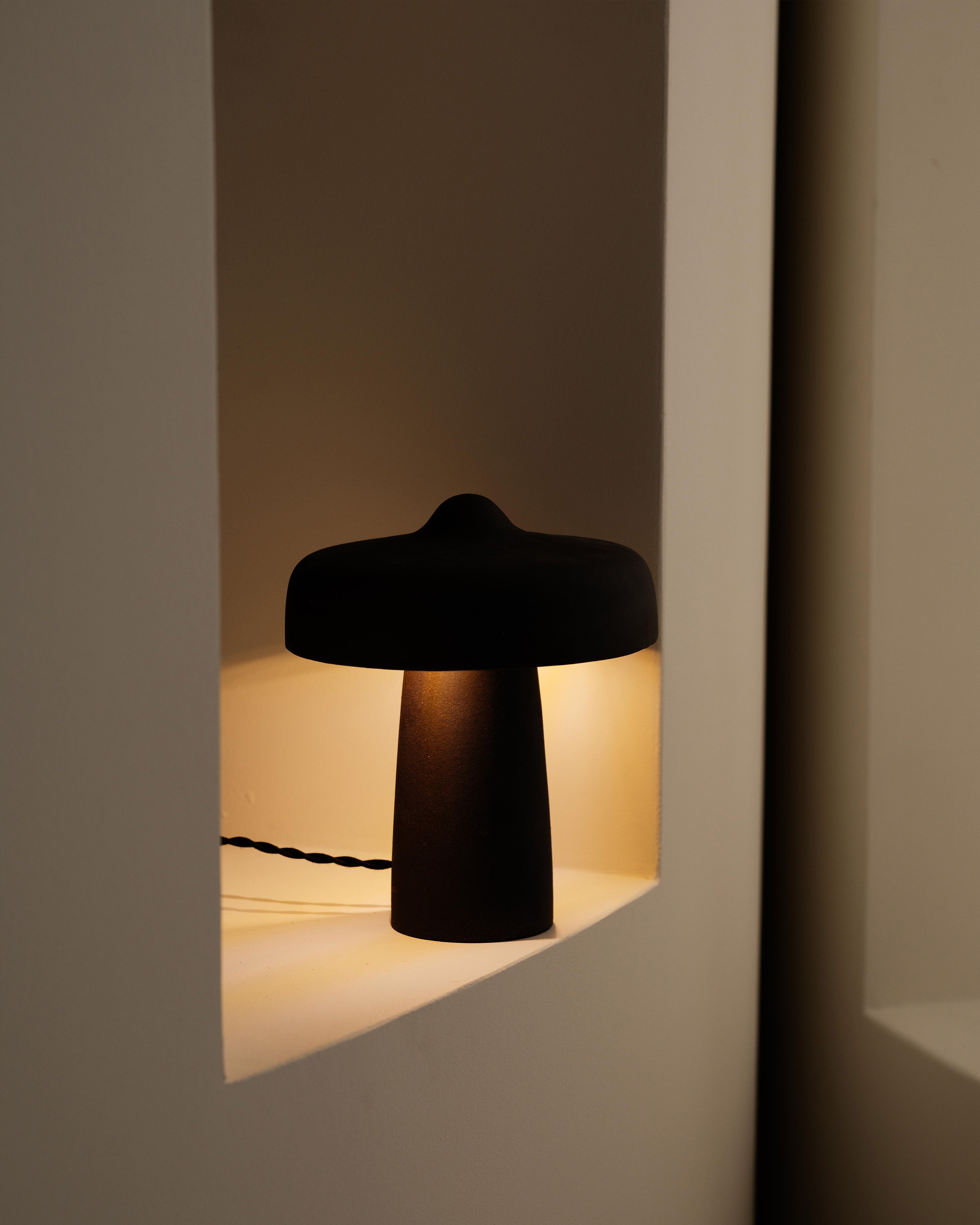 Serax Fou stolní lampa tmavě šedá keramika