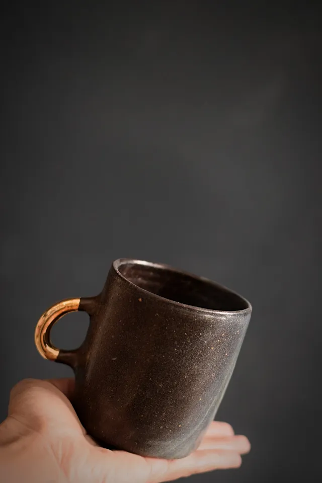 Terra Aya 300ml kávový hrnek temmoku hnědá zlaté ucho