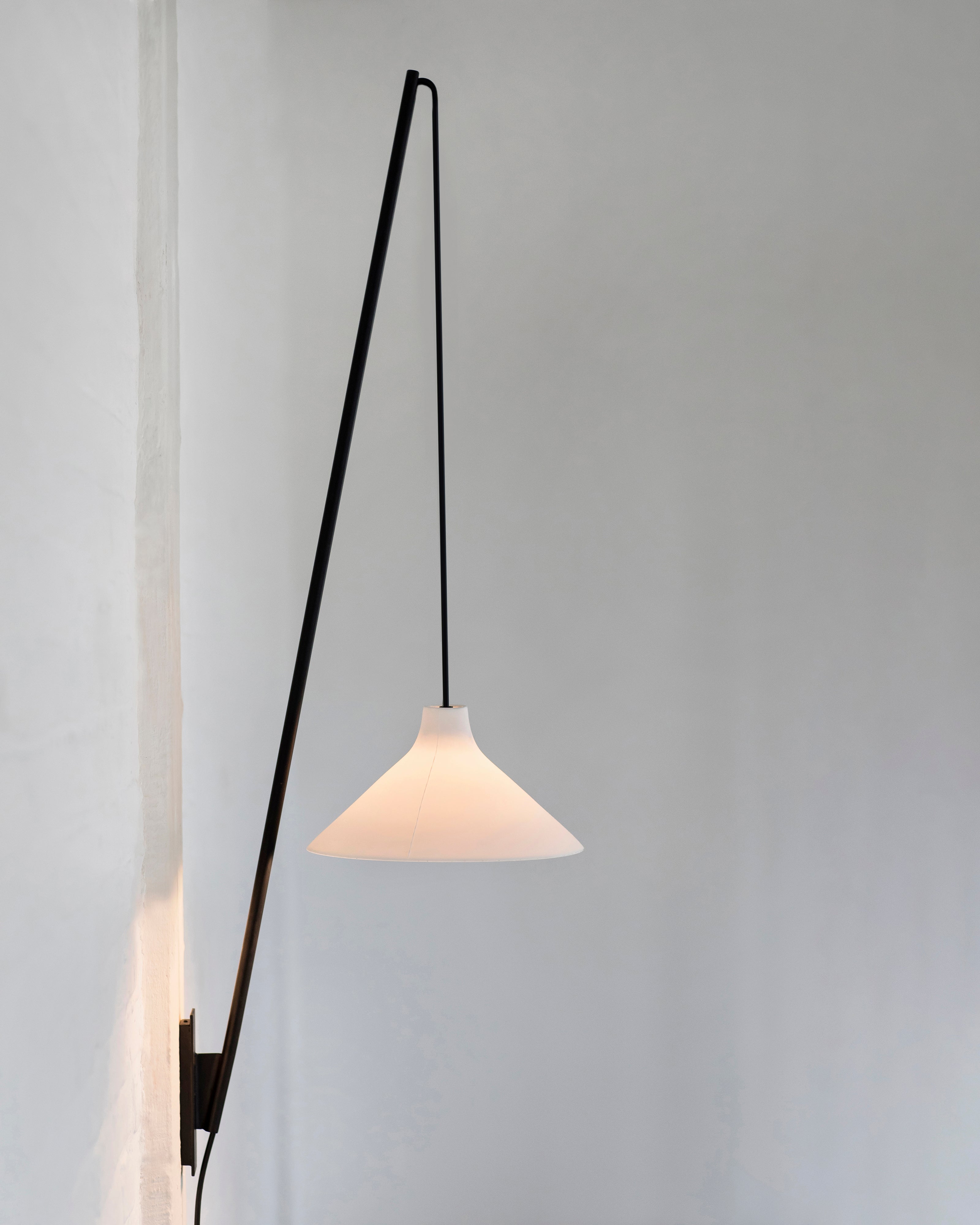 Serax Seam nástěnná lampa M bílá porcelánová