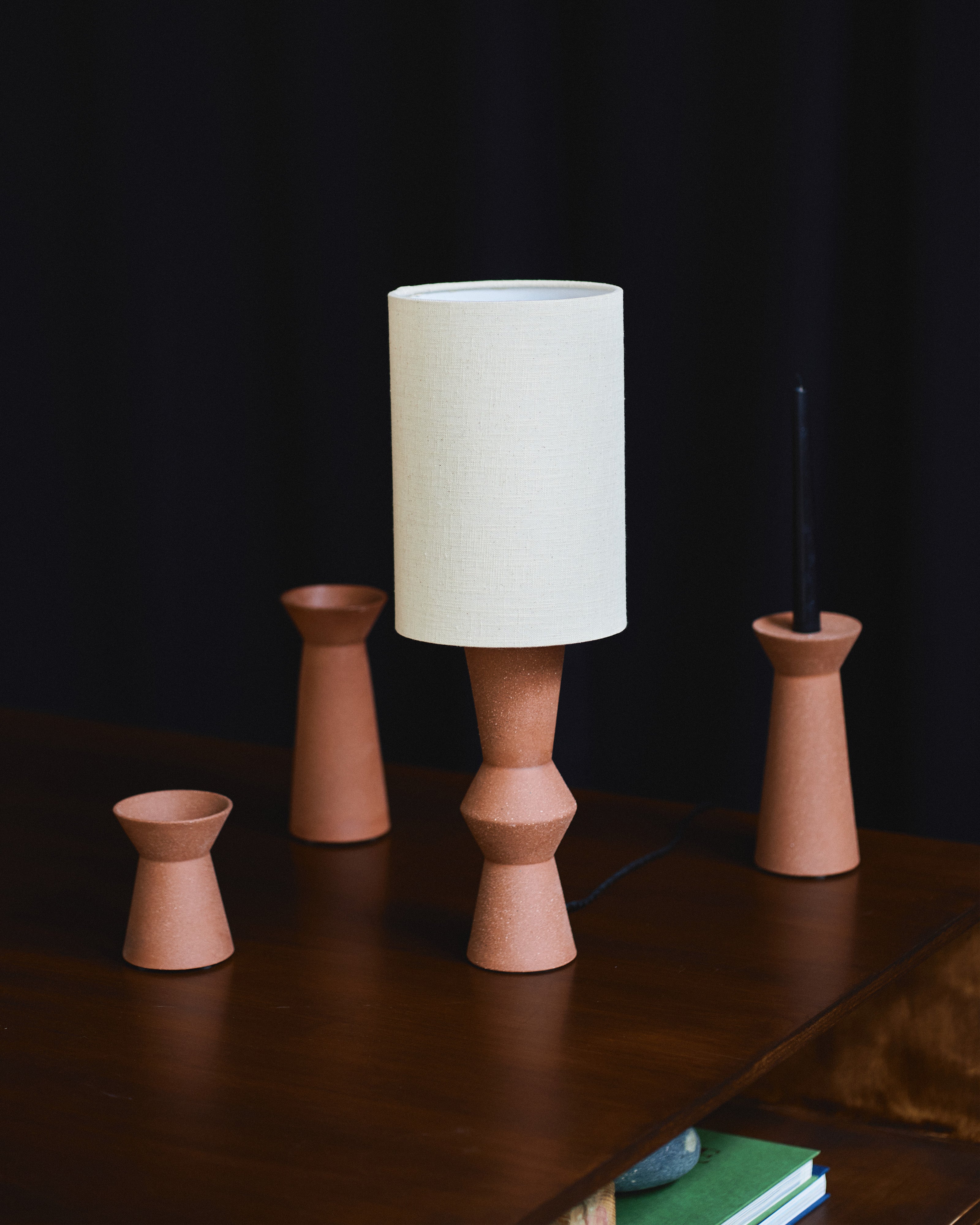Serax Marie-Ann stolní lampa cihlová s lněným stínidlem