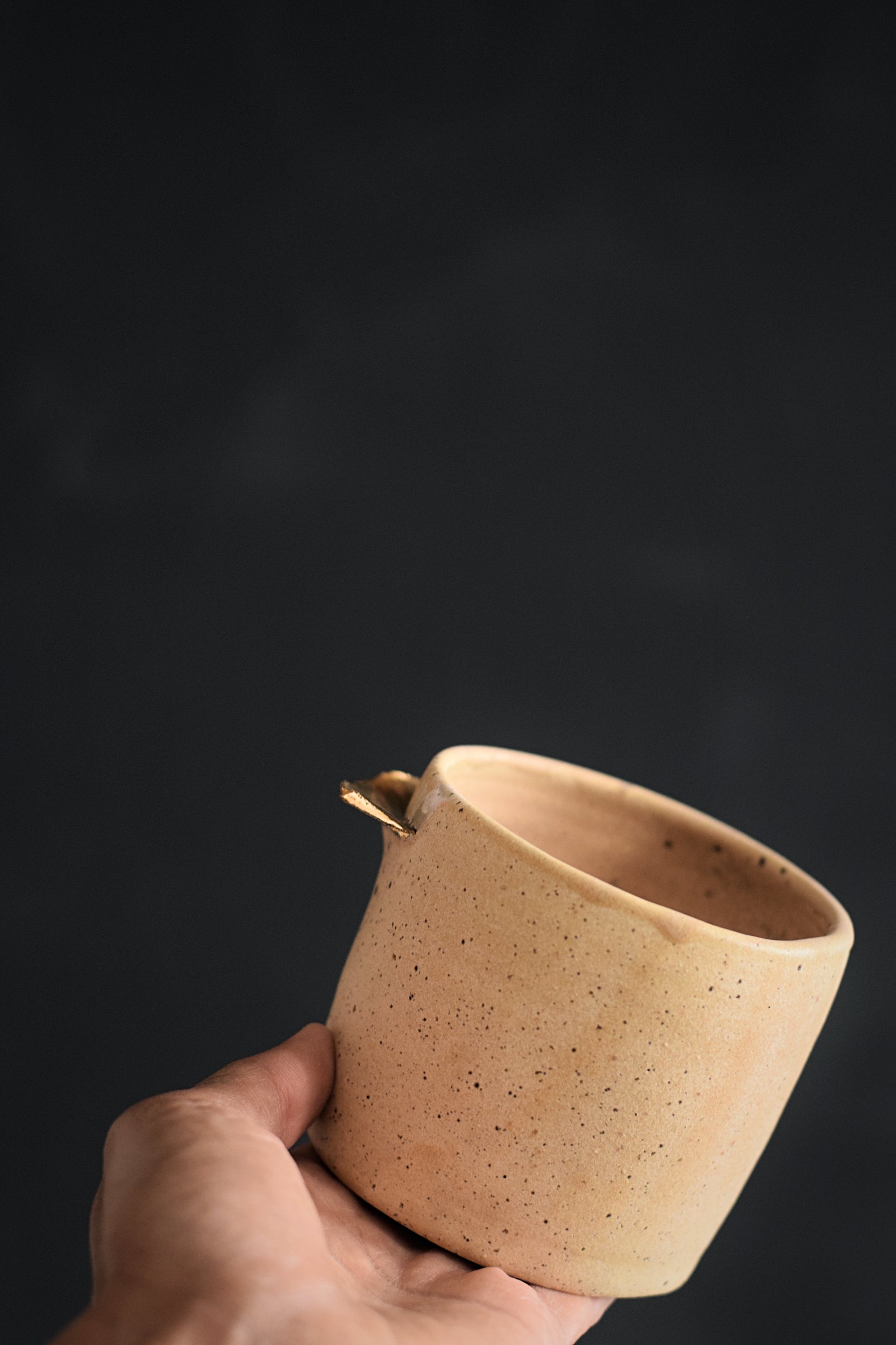 Terra Ceramics Prague Enya Satin Sand hrnek 250 ml se zlatem