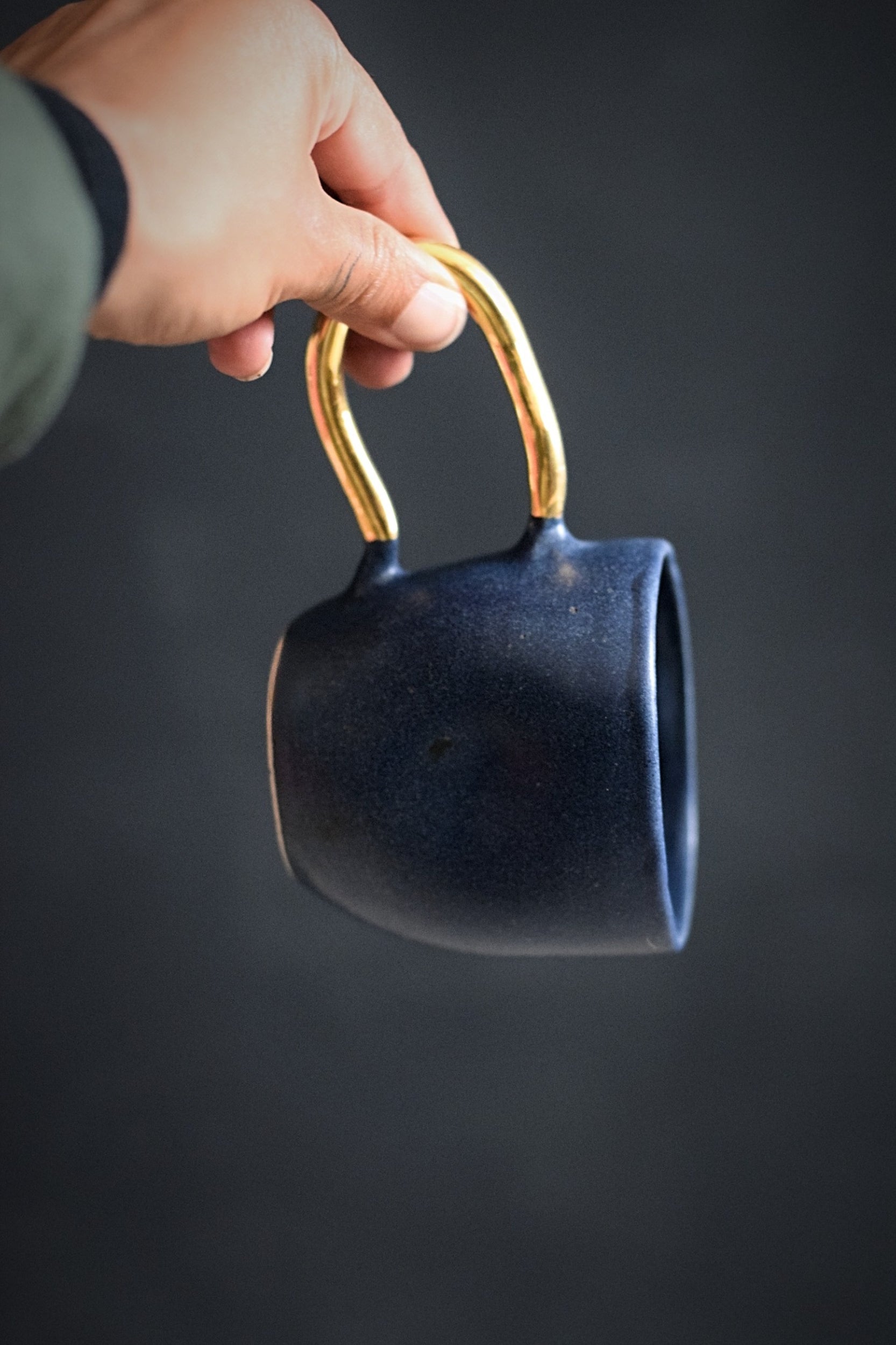 Terra Ceramics Prague ZIGGY Indigo Blue hrnek 300 ml se zlatem
