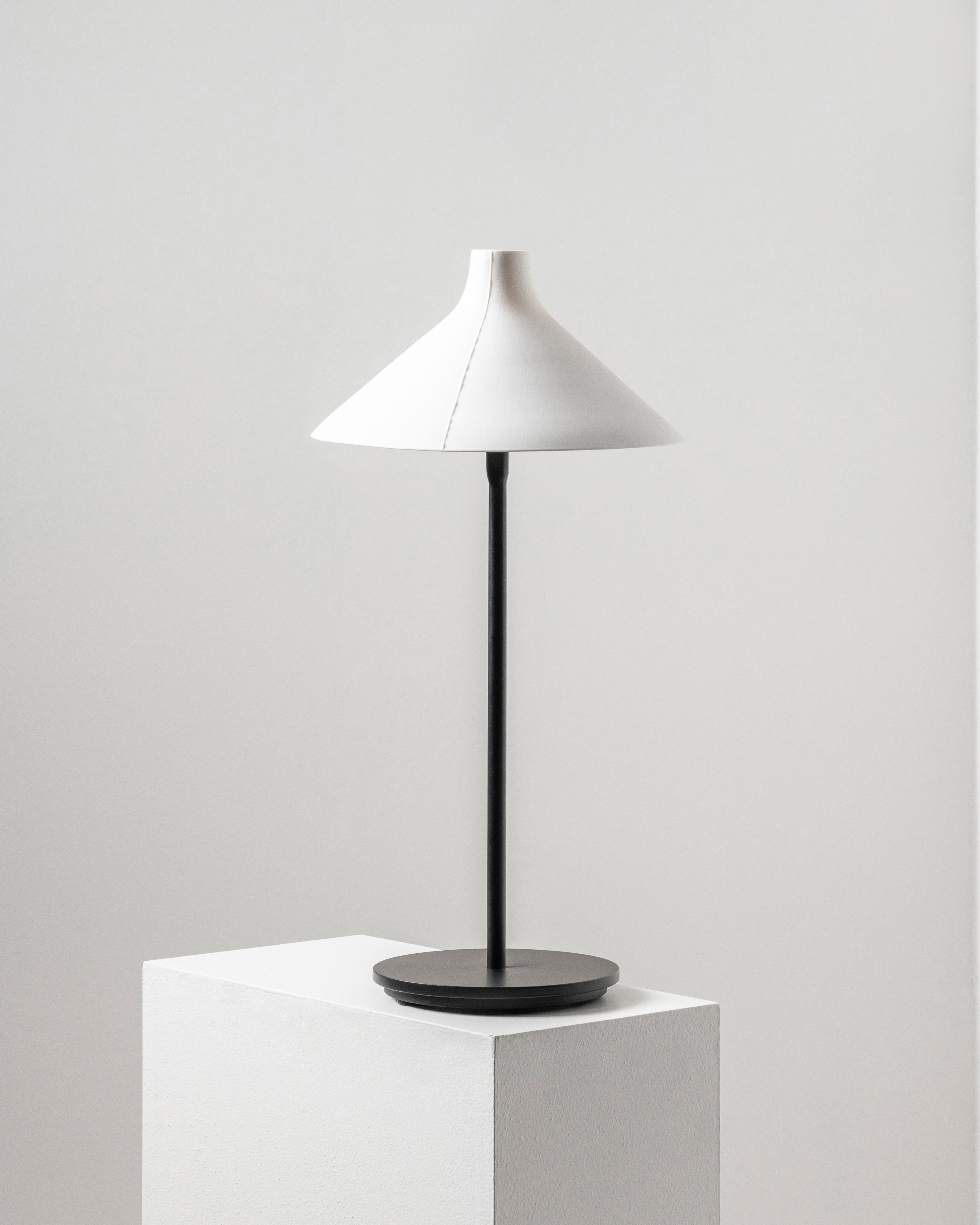 Serax Seam stolní lampa S bílá porcelánová