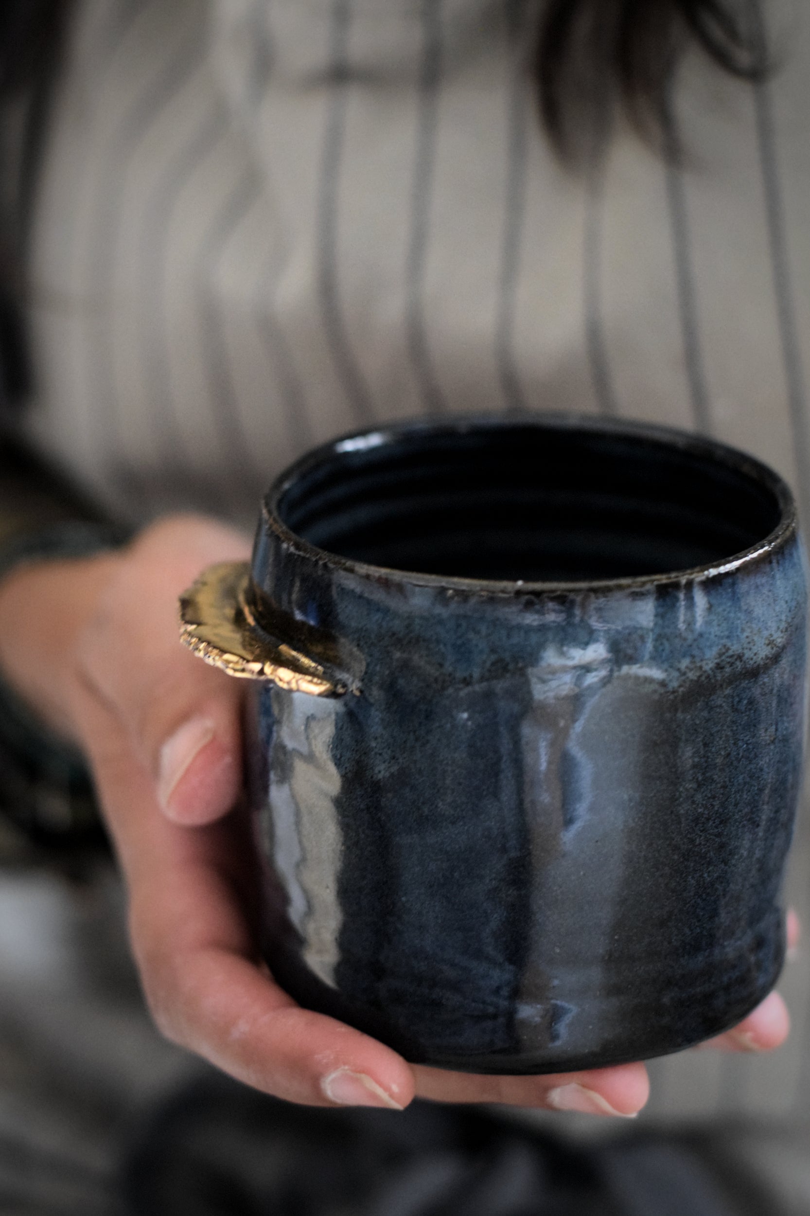 Terra Ceramics Prague Enya hrnek 250 ml půlnoční modř zlato