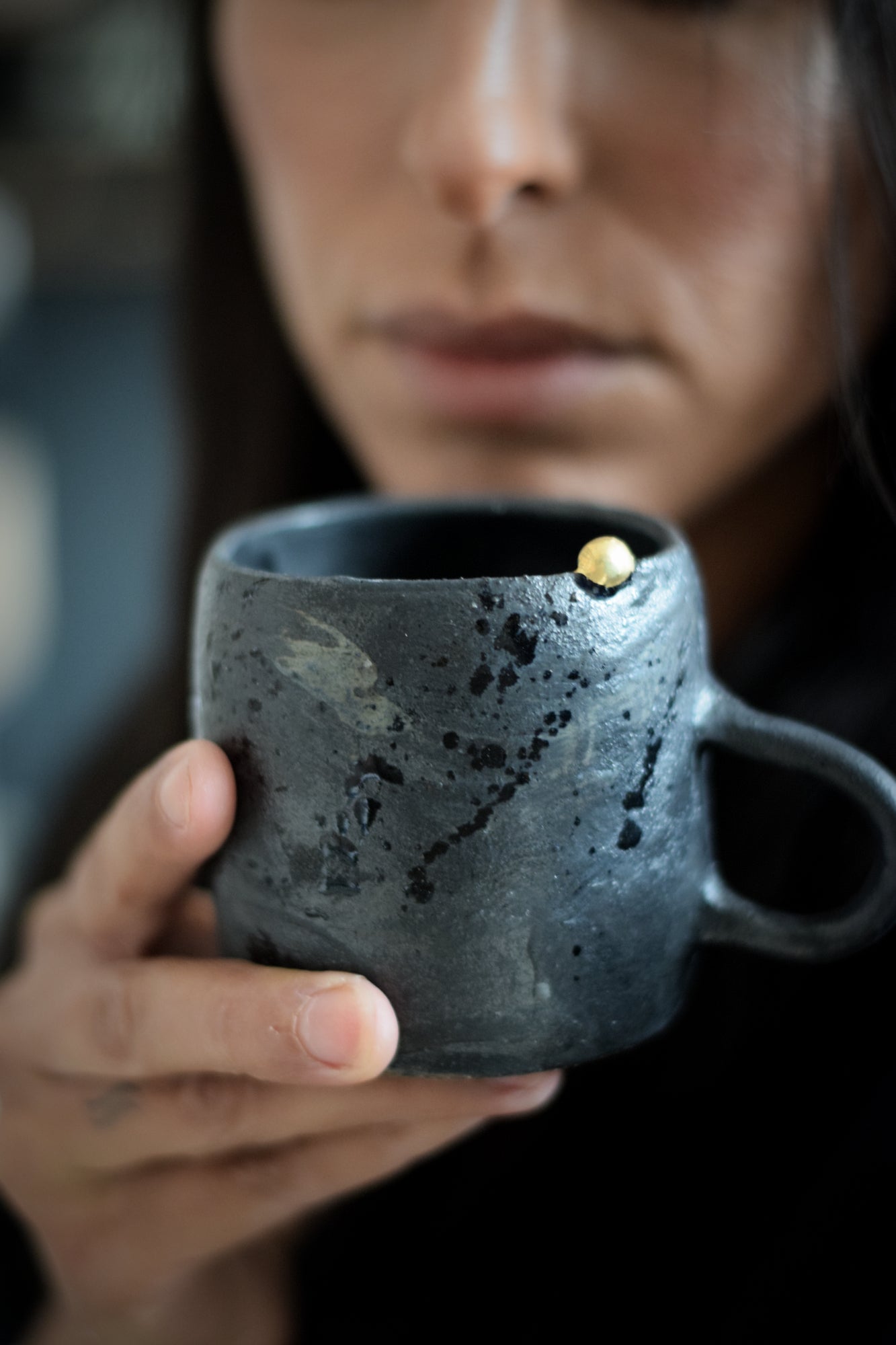 Terra Ceramics Prague LENA hrnek černý 350 ml se zlatem