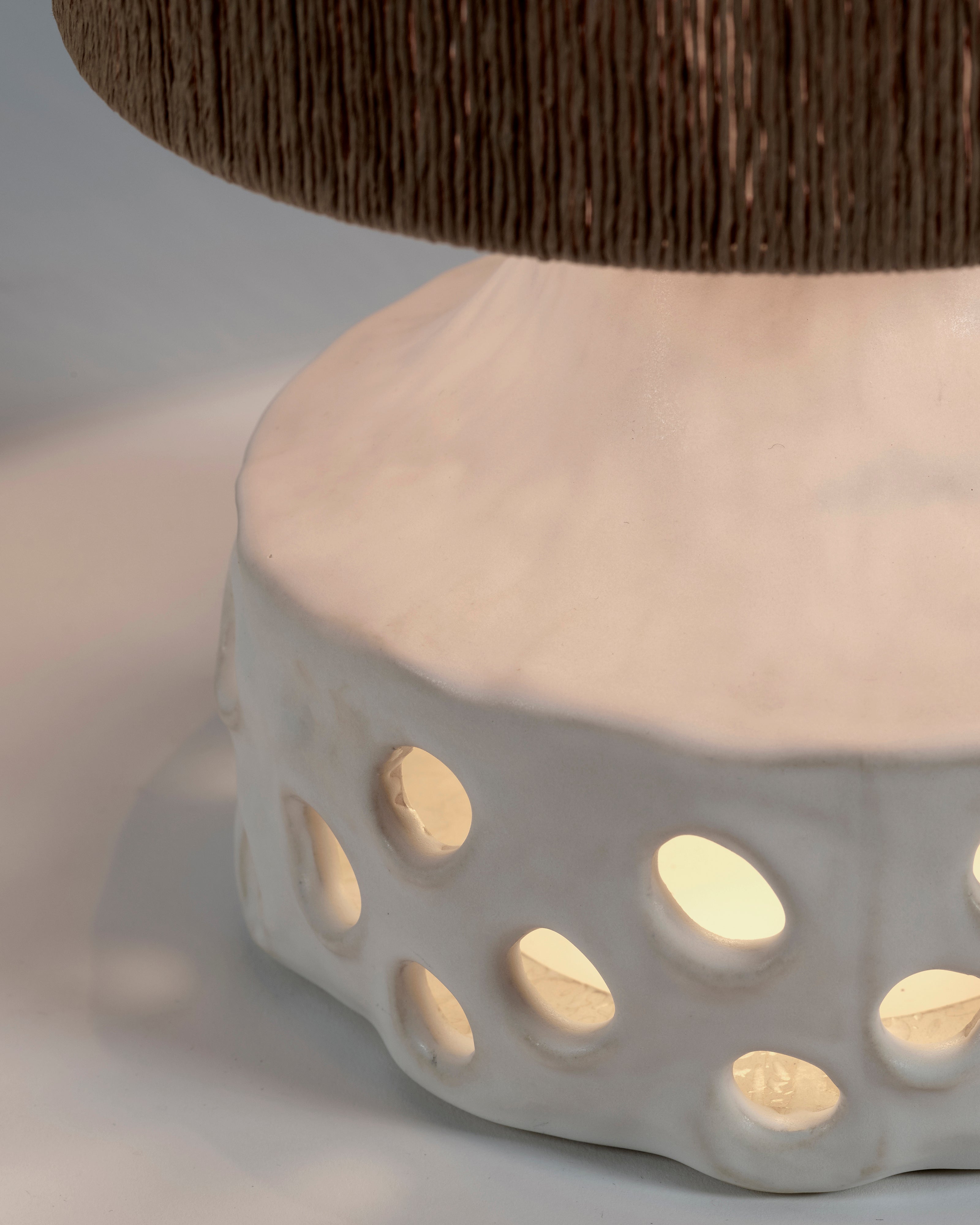 Serax Oya 02 stolní lampa hnědá keramická