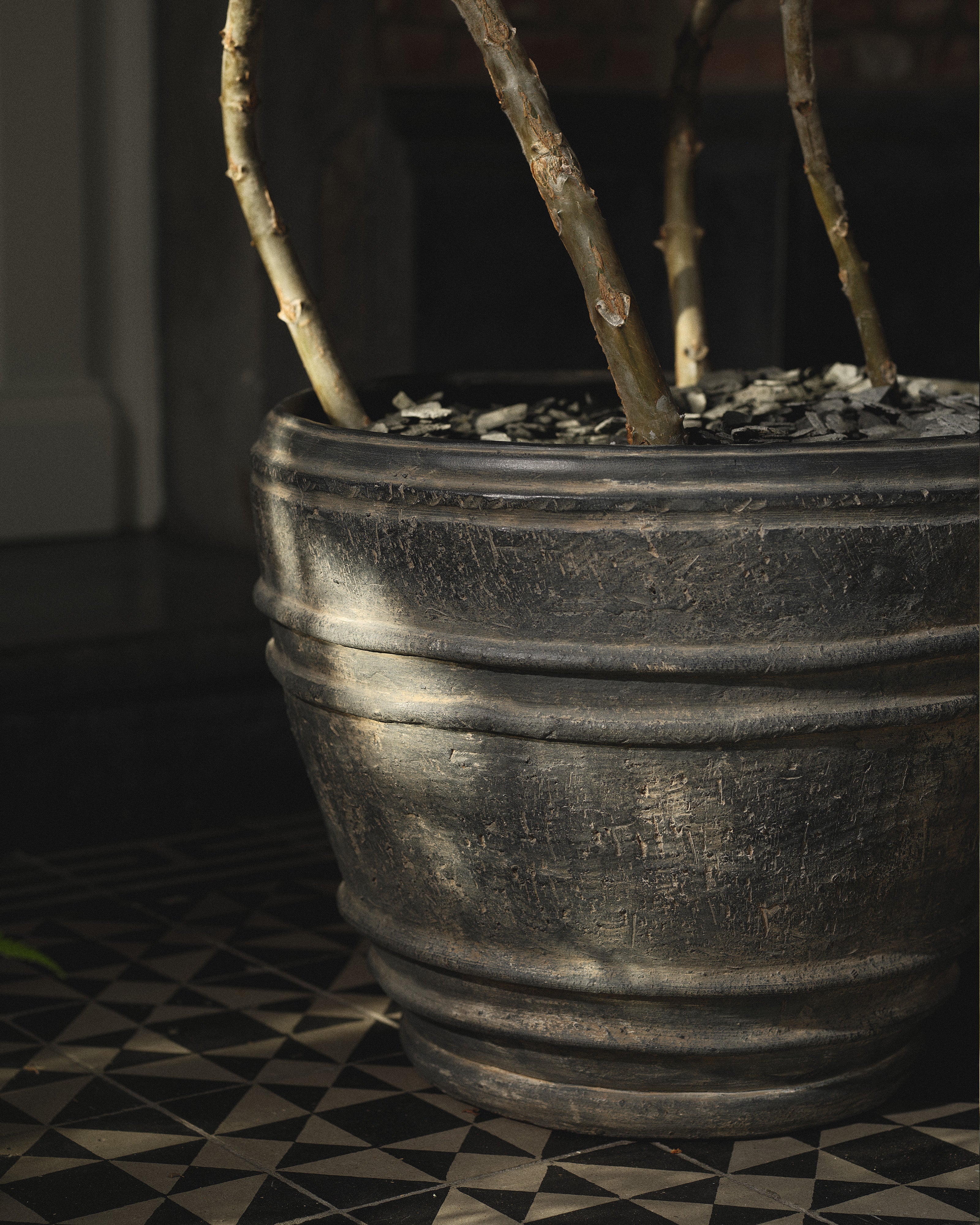 Serax Mesa Planter 01 květináč L černý glazura