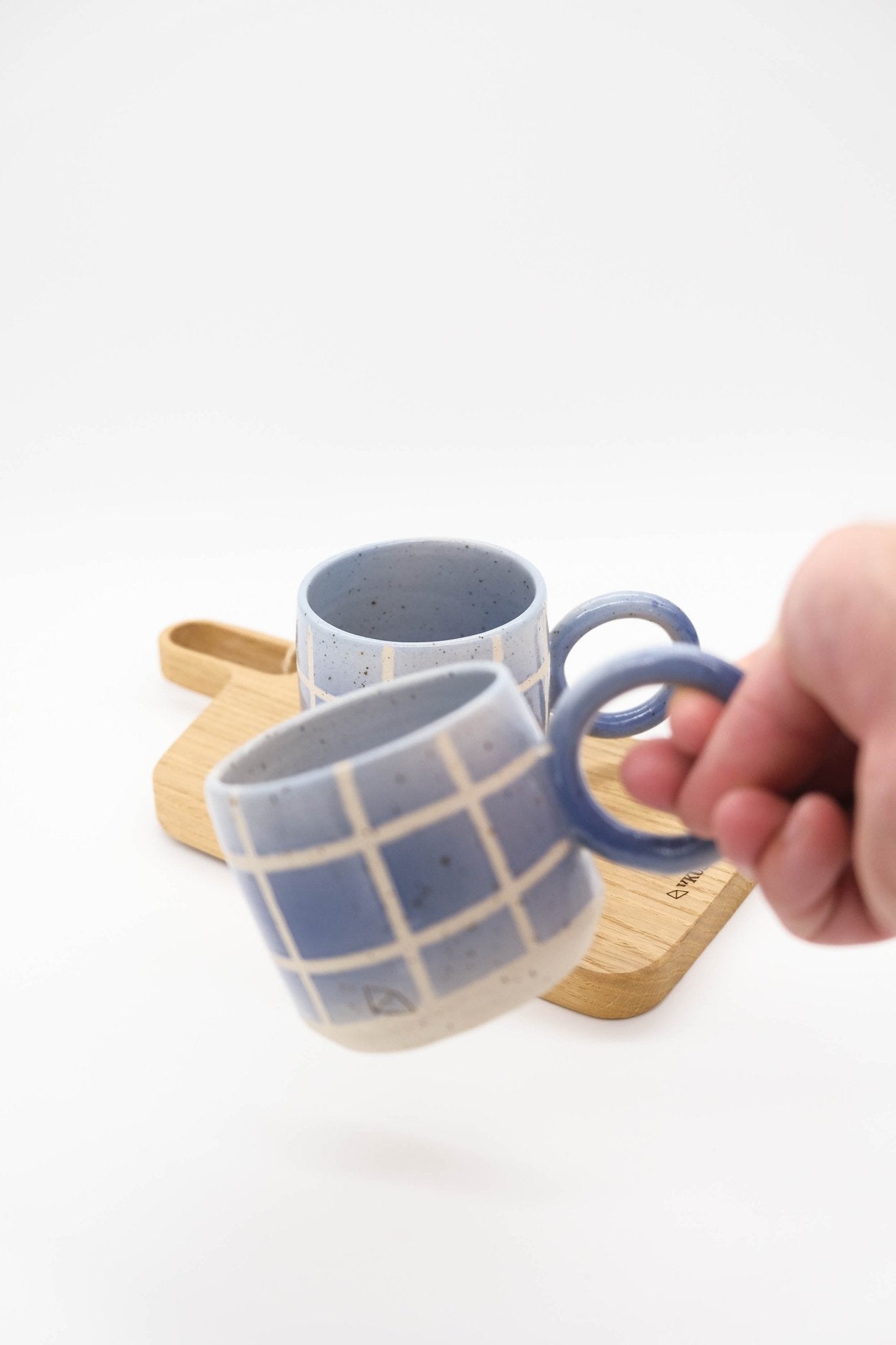 VKUSE Kostka M hrnek modrá mřížka 300 ml