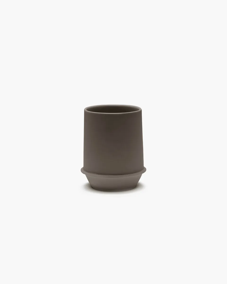Serax Dune hrnek porcelánový tmavě hnědý