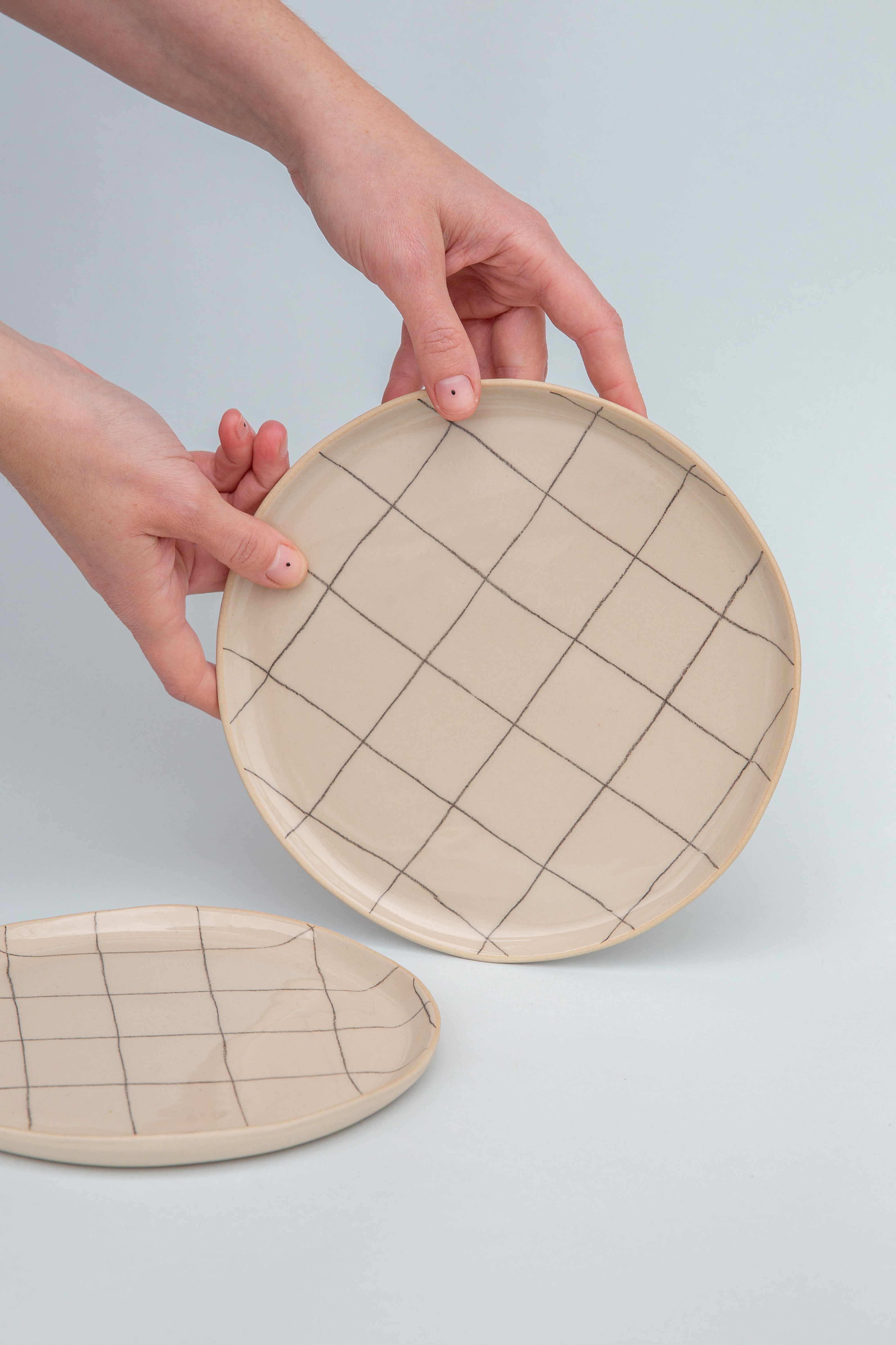 Engoba Světlá mřížka talíř 22 cm keramika