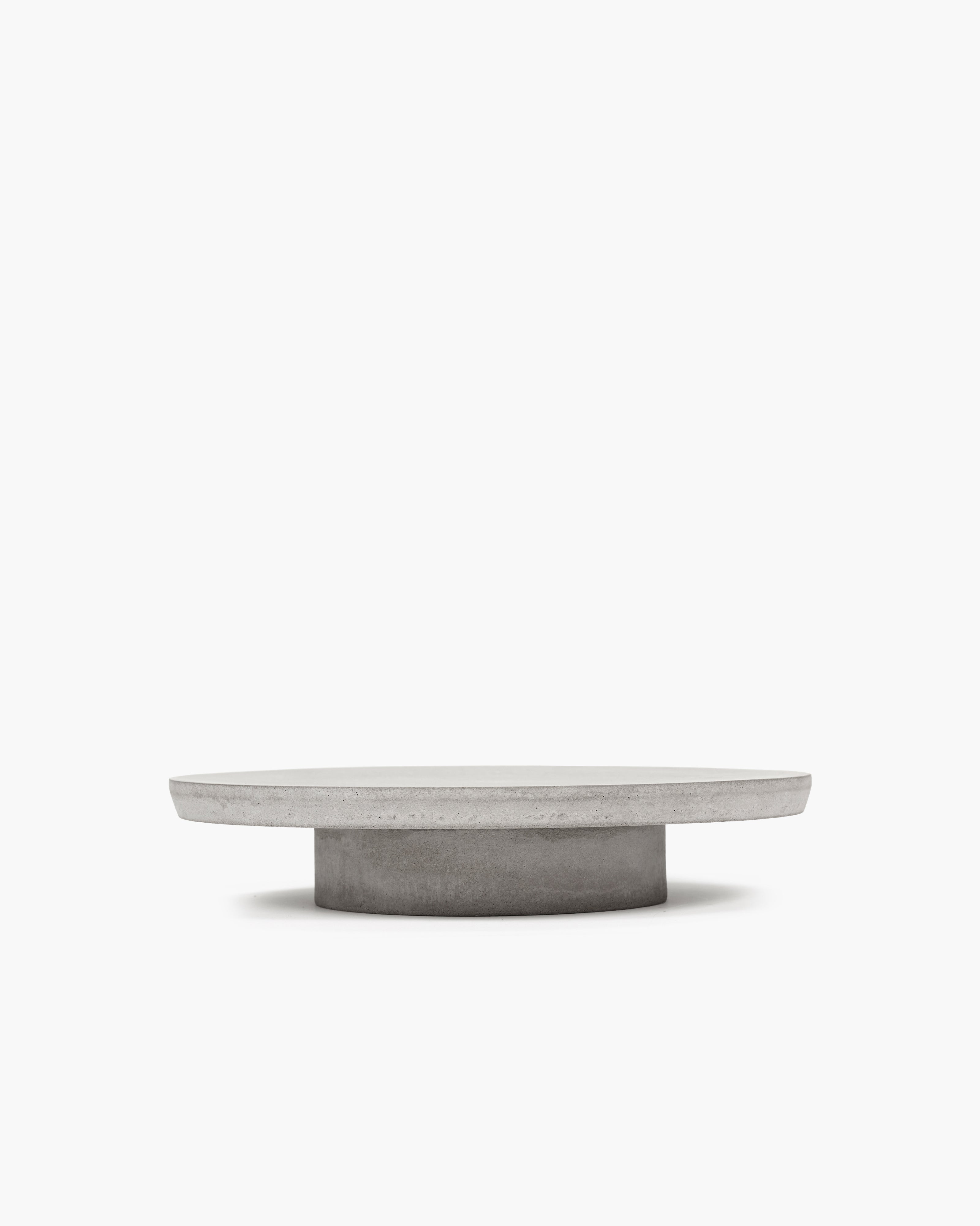 Serax Simple Plate S stojan na dort šedý beton