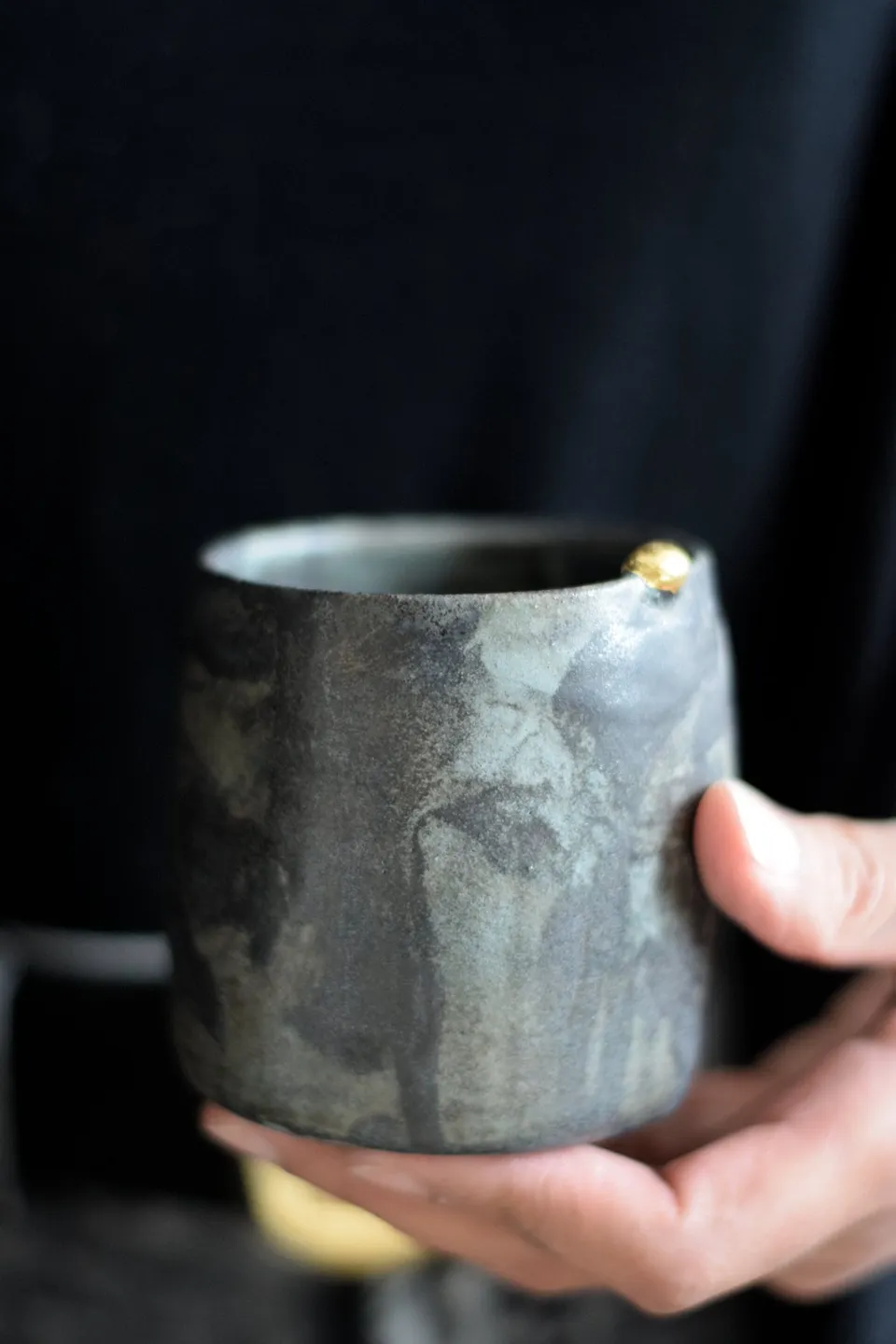 Terra Ceramics Prague LENA hrnek 300 ml černý matný se zlatem