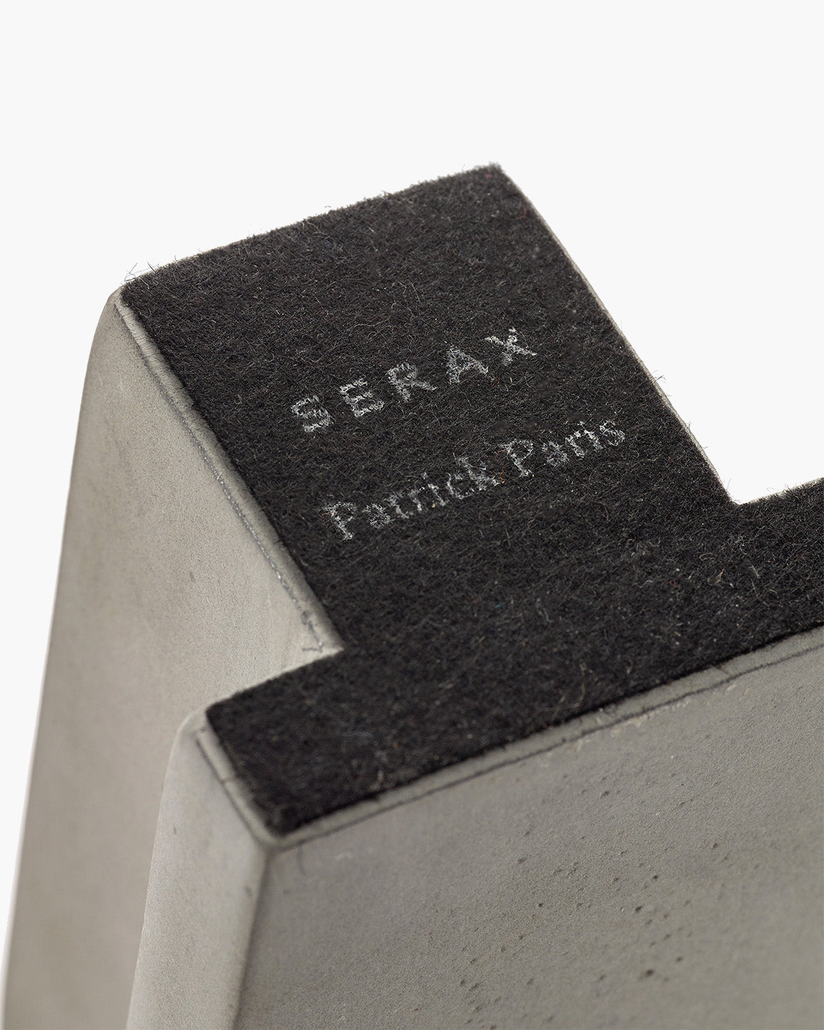 Serax Werk svícen L šedý beton