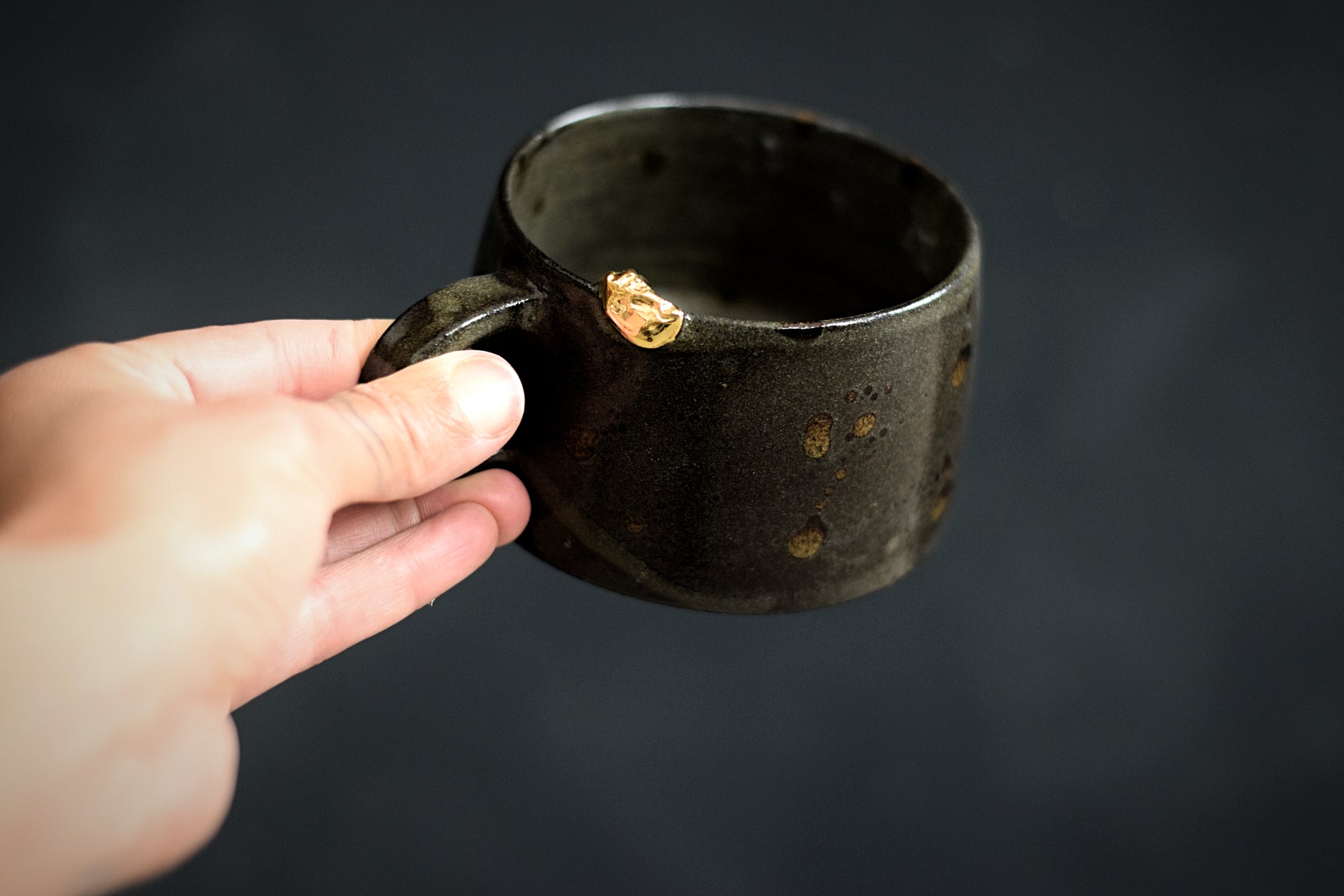 Terra Ceramics Prague CHIMCHIMS hrnek La petite cheminée 300 ml hnědý