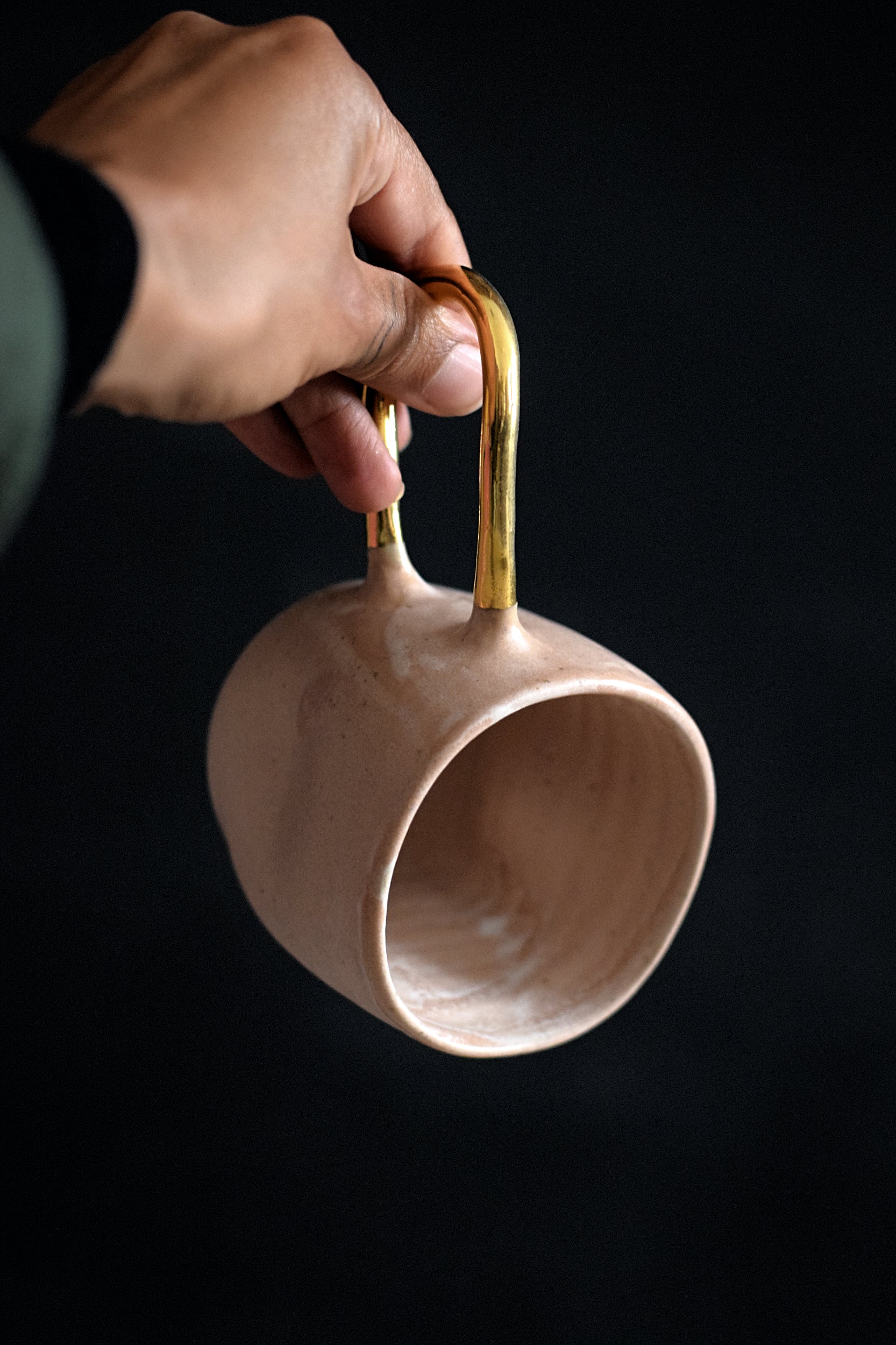 Terra Ceramics Prague Ziggy hrnek 300 ml růžový dlouhé ucho zlato
