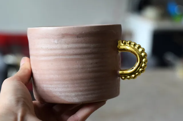 Terra Ceramics Aya velký hrnek 410 ml růžový perly zlato