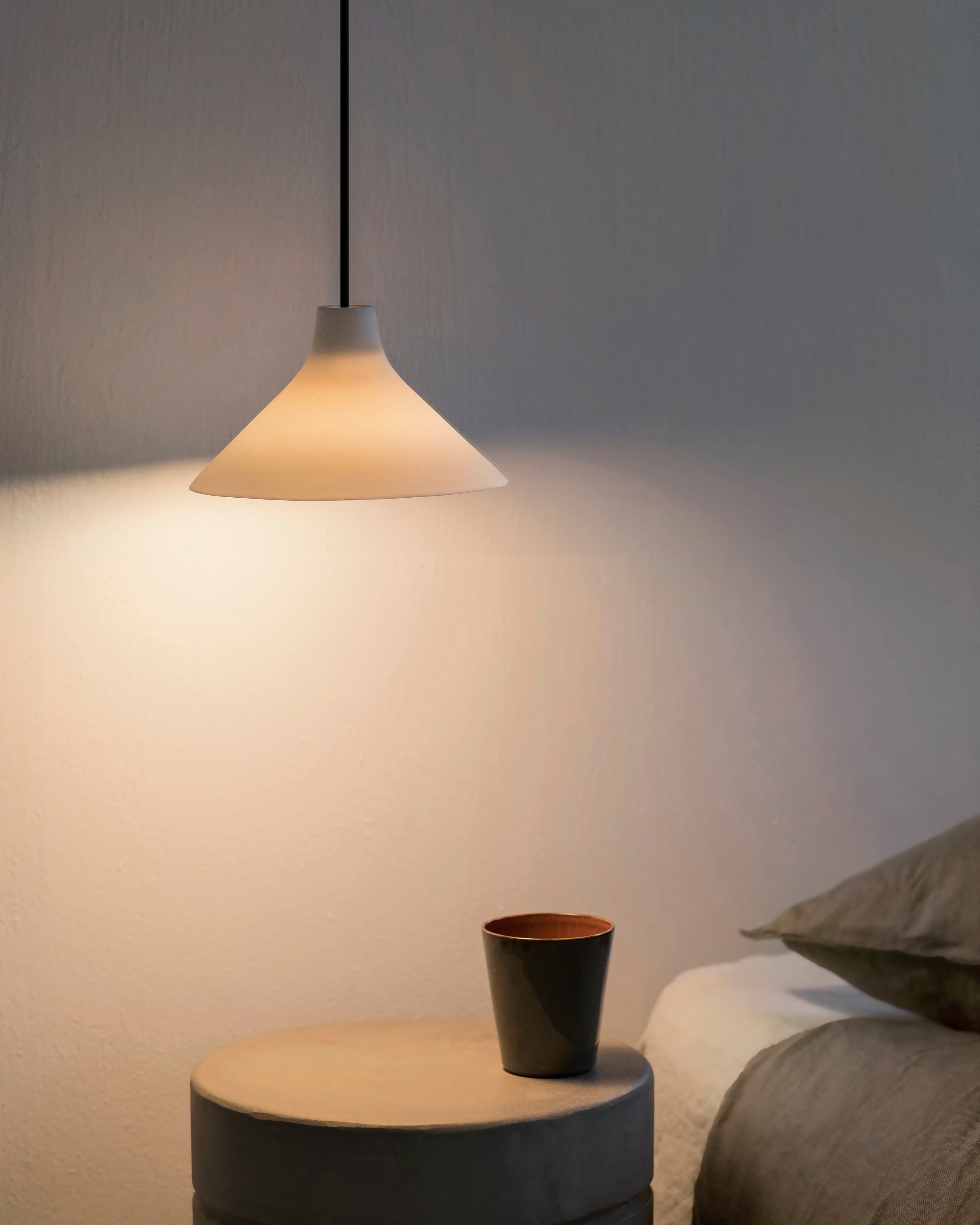 Serax Seam S závěsná lampa bílá porcelánová