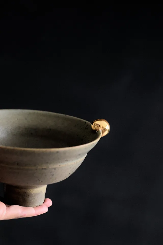 Terra Ceramics Prague SIA Moss Green miska na nožce se zlatem