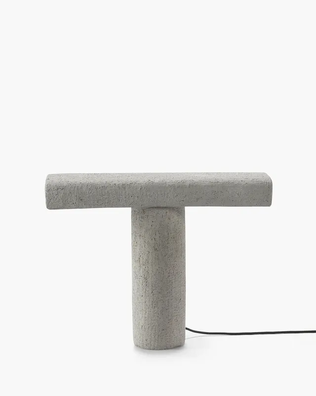 Serax FCK lampa stolní cementová šedá brutalistní