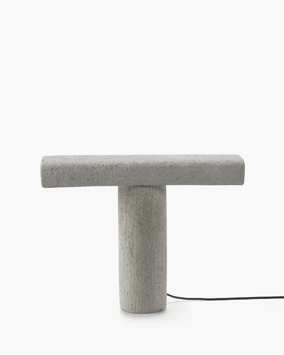 Serax FCK lampa stolní cementová šedá brutalistní