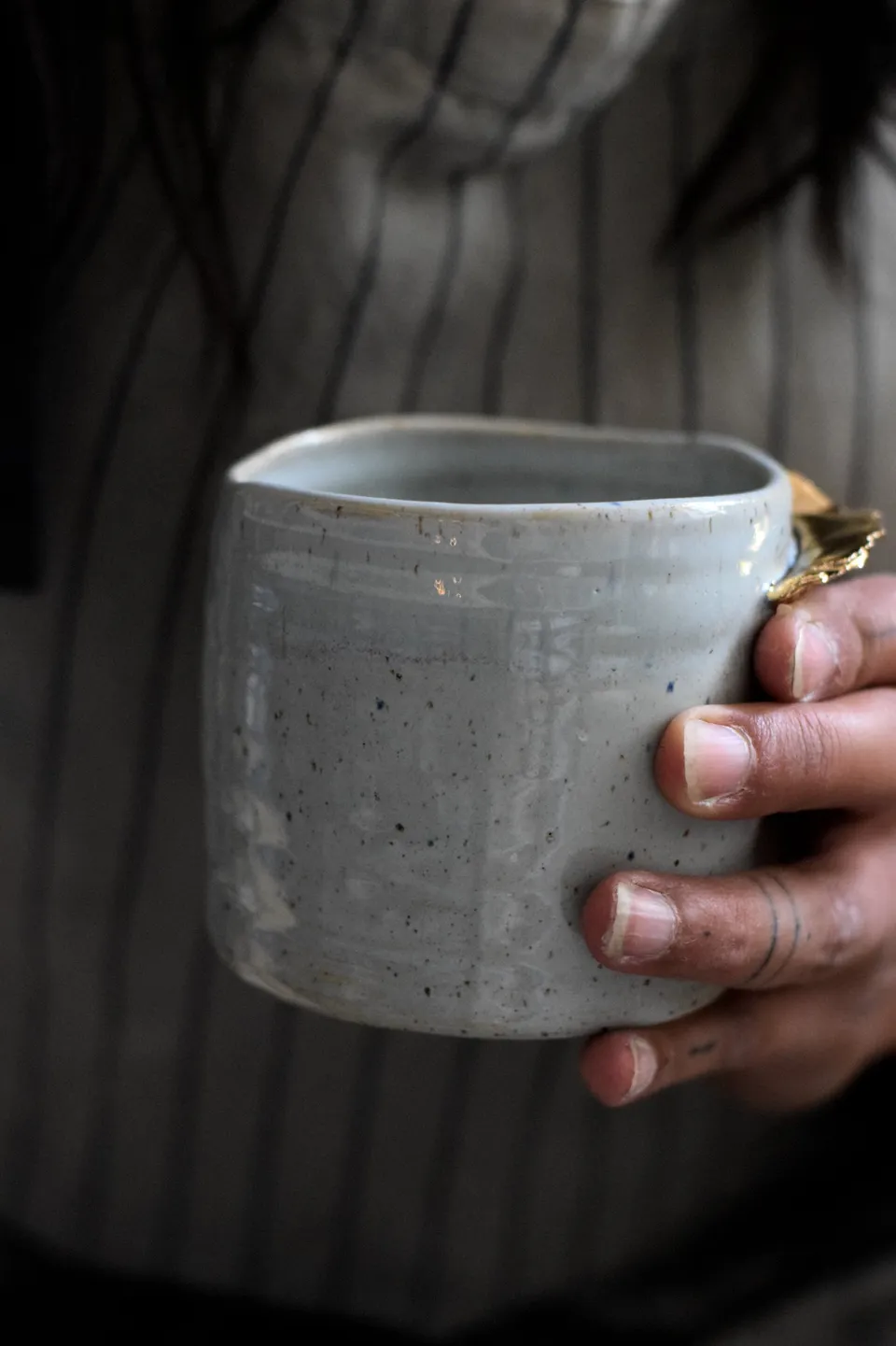 Terra Ceramics Prague ENYA šálek 250 ml šedá zláté křídlo
