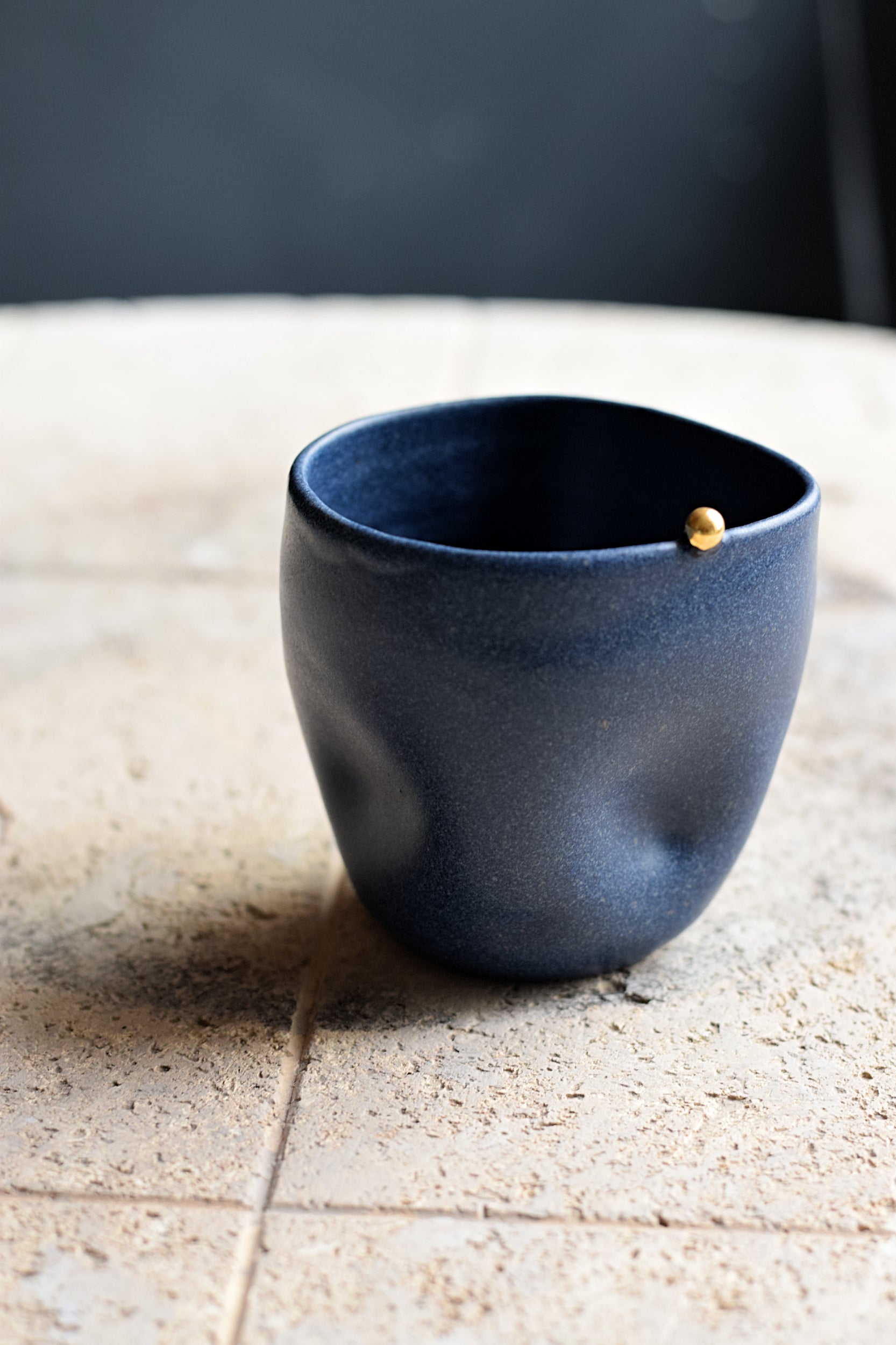 Terra Ceramics Prague Ziggy hrnek indigo modrý 300 ml zlatá perla