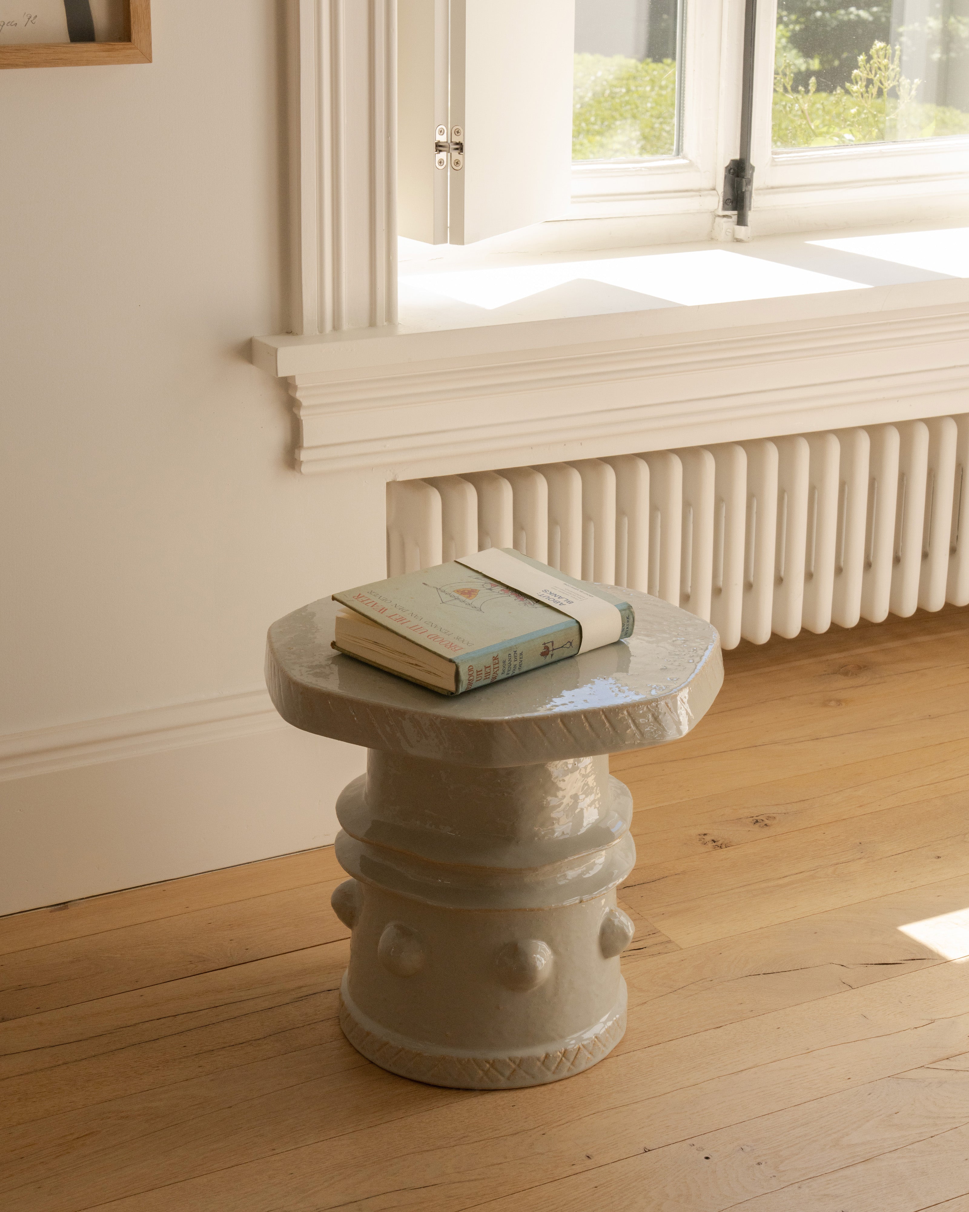 Serax Clara Side Table 08 stolek světle šedý