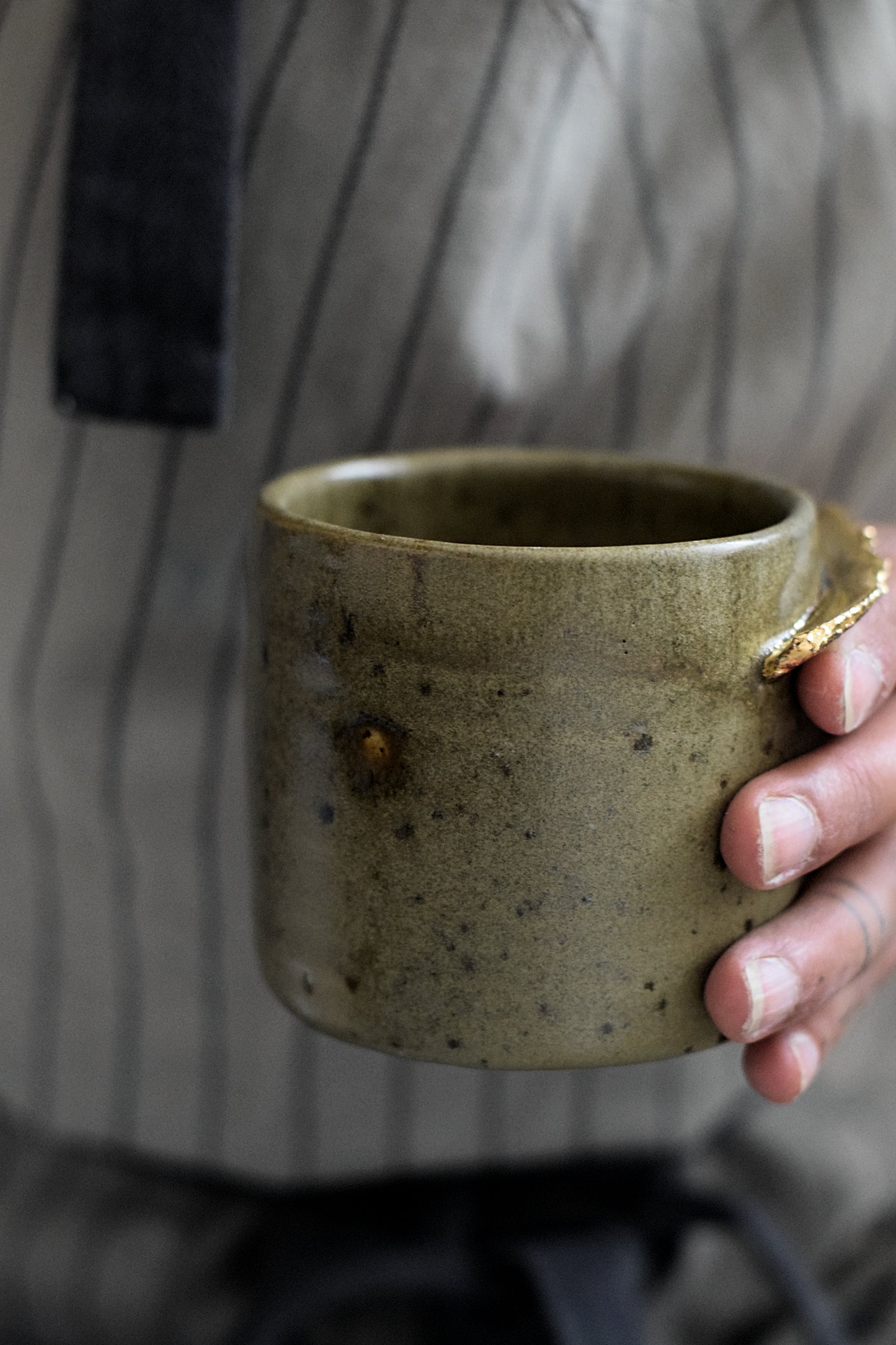 Terra Ceramics Prague Enya Moss Green hrnek 250 ml se zlatem