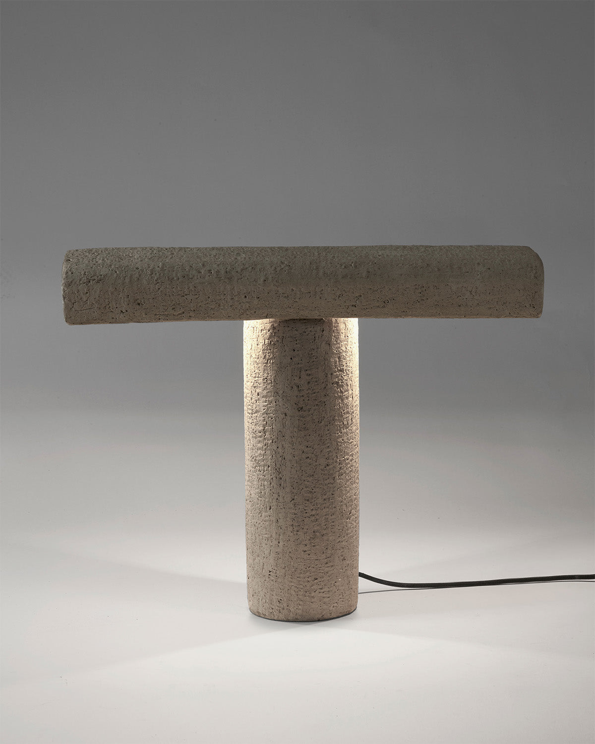 Serax FCK lampa stolní cementová šedá brutalistní