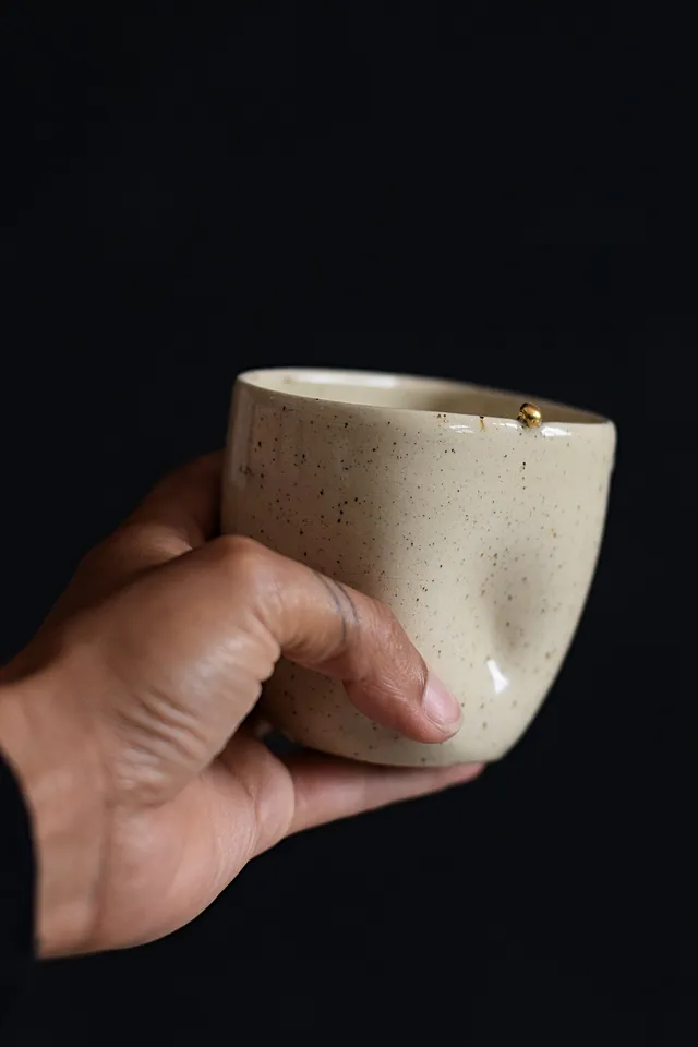 Terra Ceramics Prague Ziggy šálek béžový 300 ml se zlatem