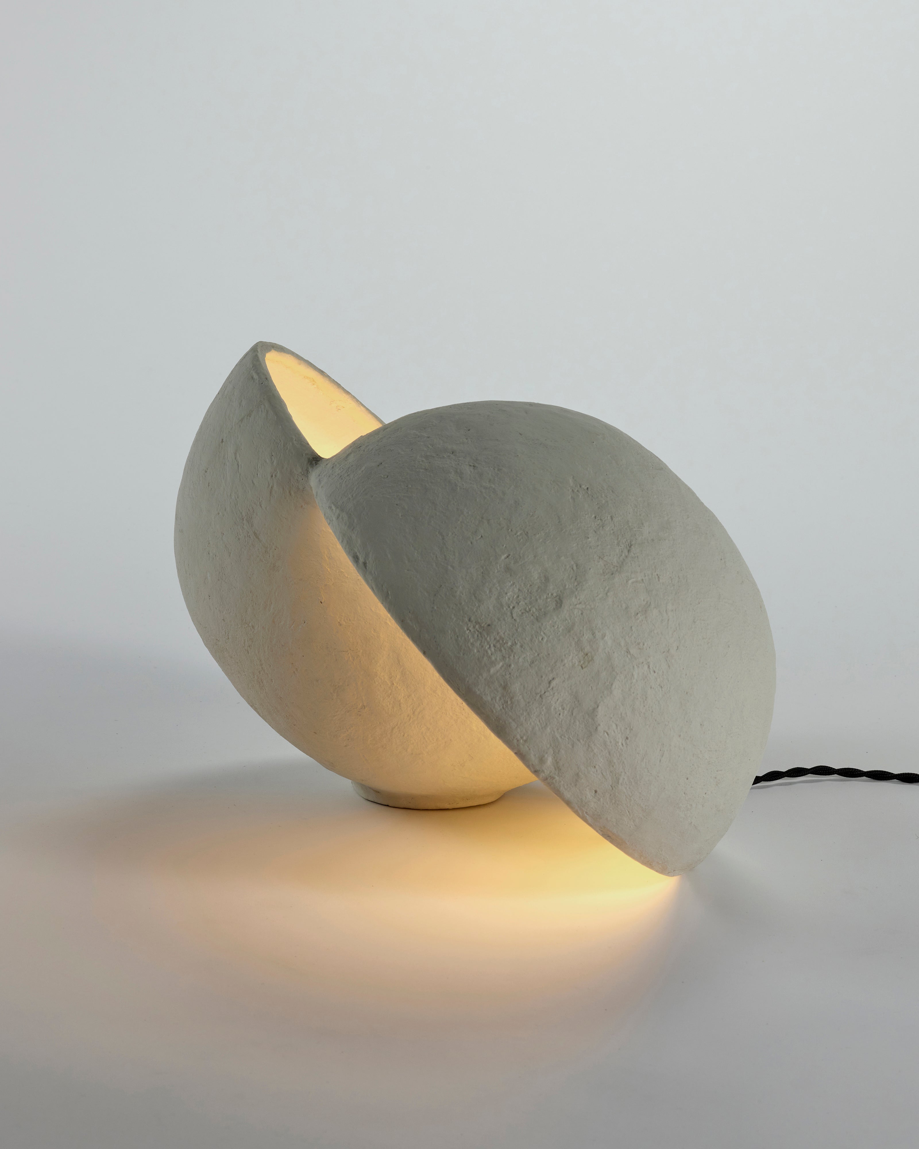 Serax Earth L stolní lampa bílá papír-mašé