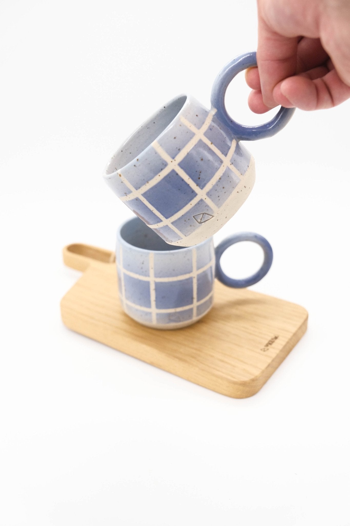 VKUSE Kostka M hrnek modrá mřížka 300 ml