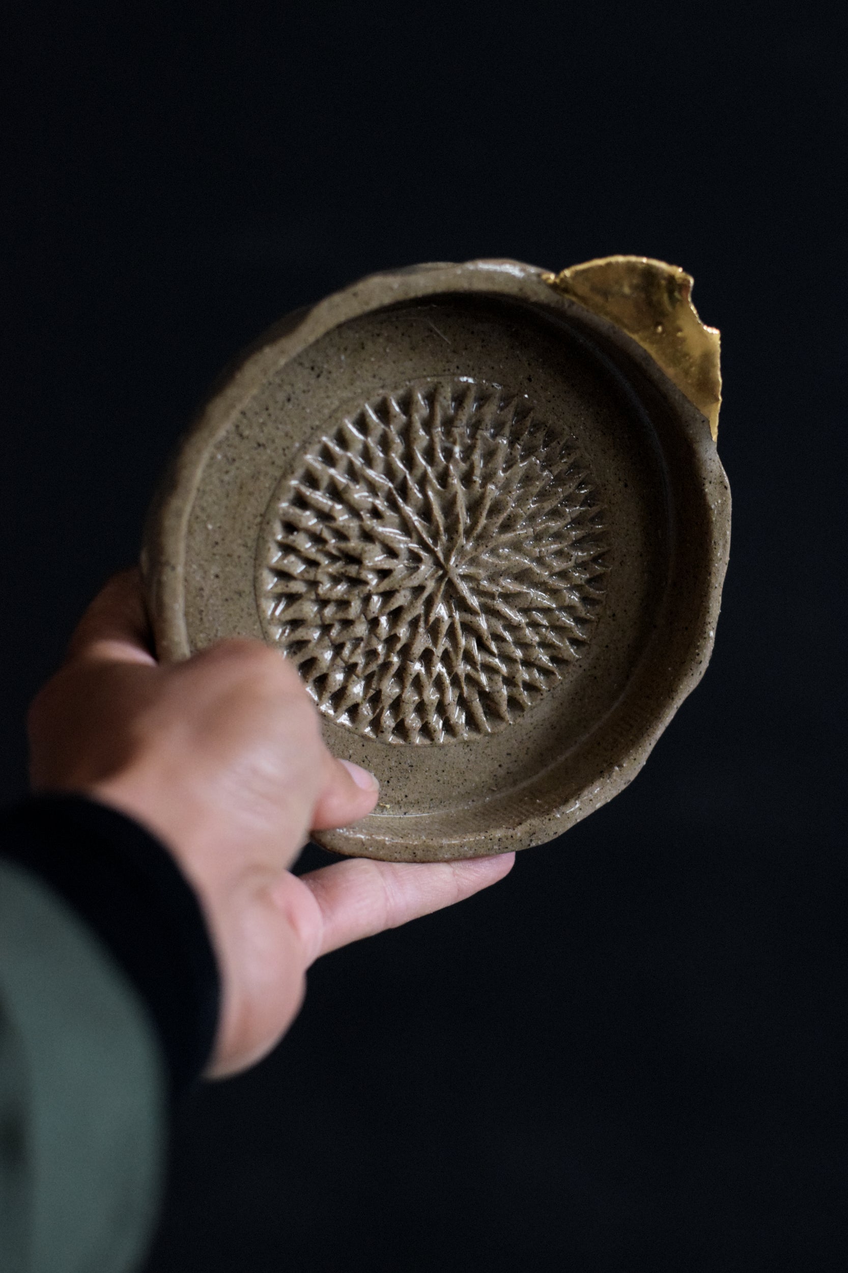 Terra Ceramics Prague Gali struhadlo na česnek zlato lístek