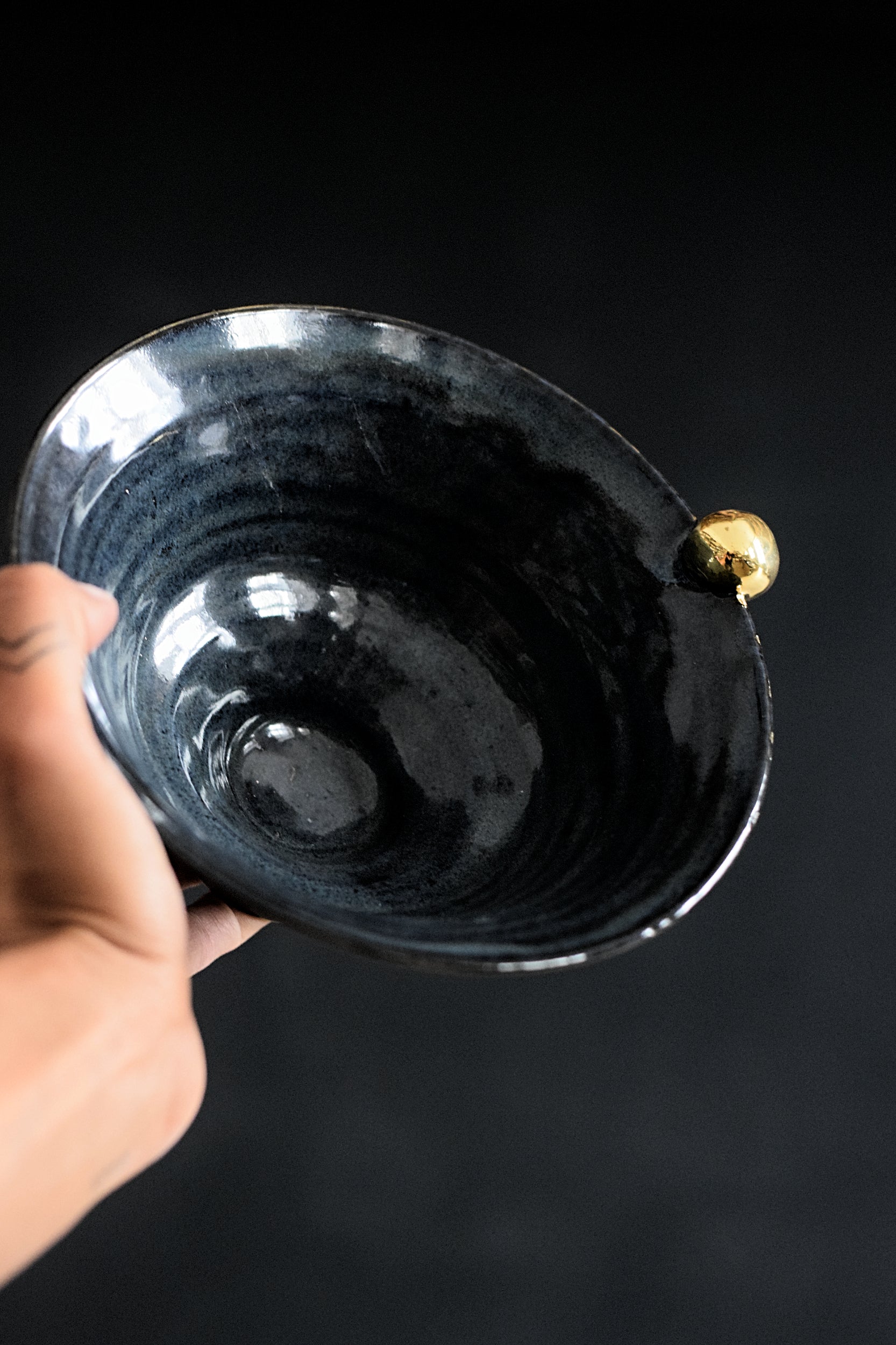 Terra Ceramics Prague SIA miska na nožce modrá se zlatou perlou