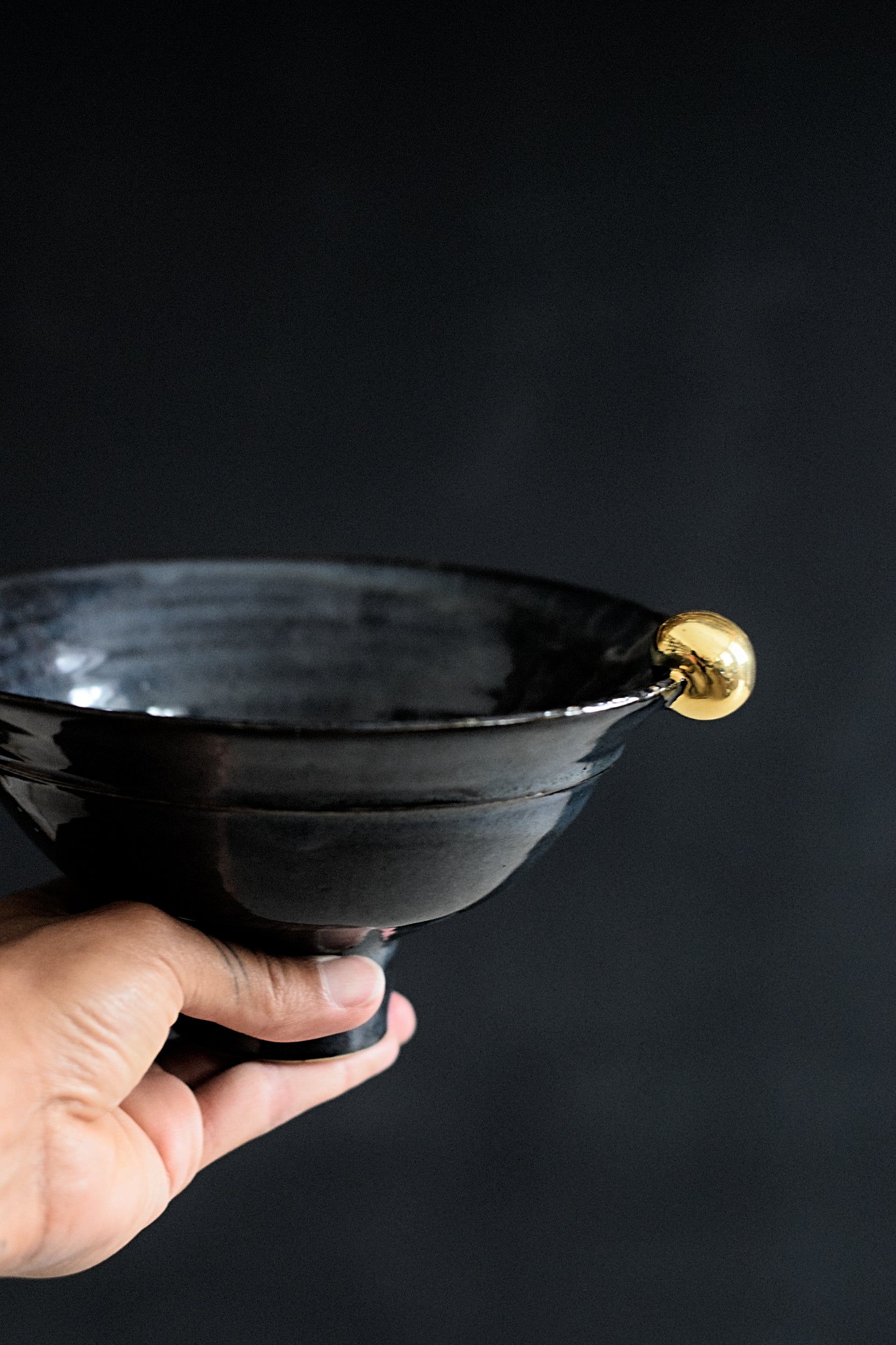 Terra Ceramics Prague SIA miska na nožce modrá se zlatou perlou