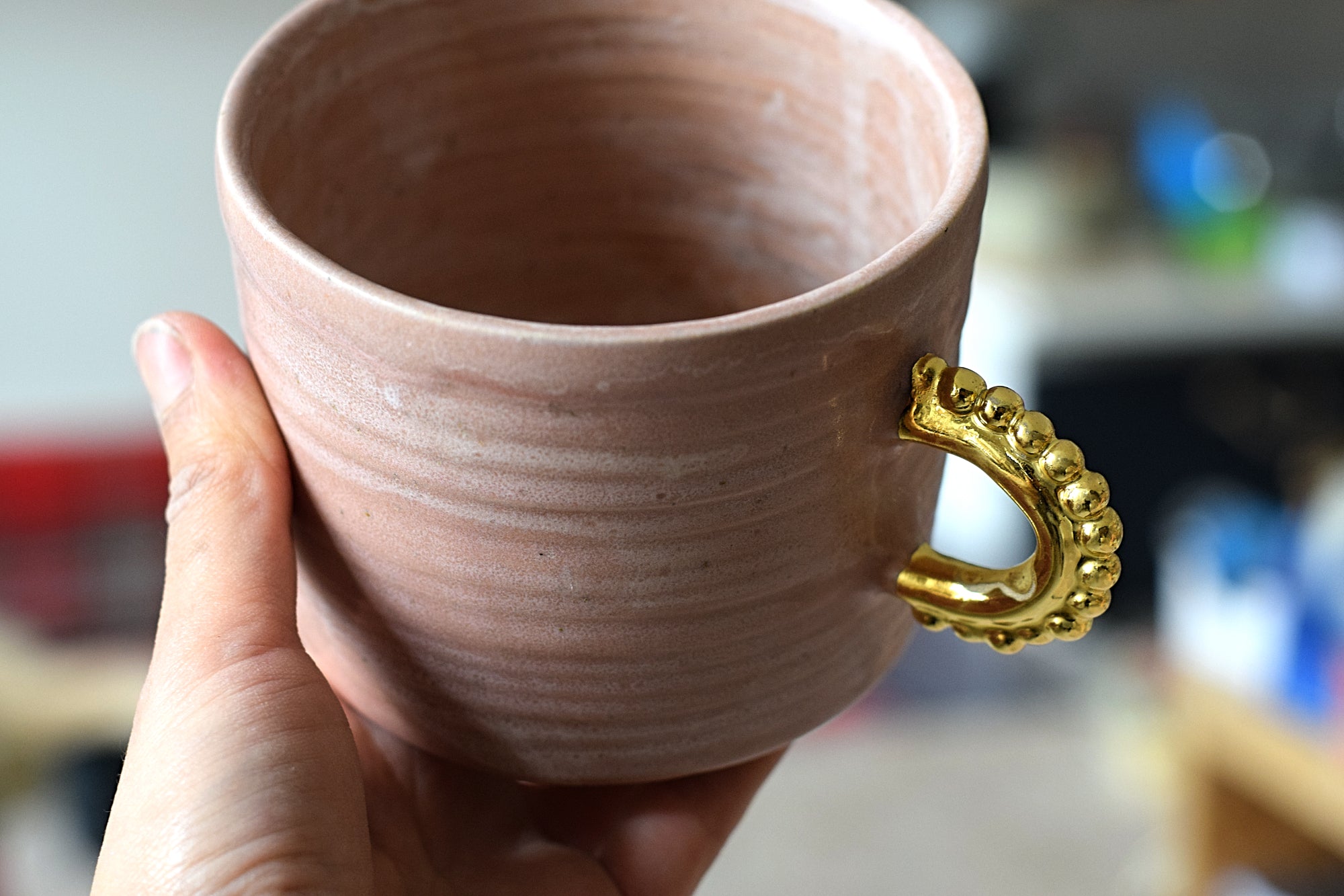 Terra Ceramics Aya velký hrnek 410 ml růžový perly zlato