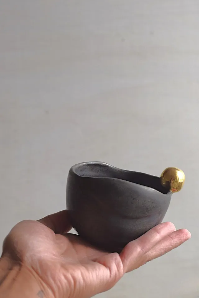 Terra Ceramics Prague Lena Grey snack miska se zlatou perlou