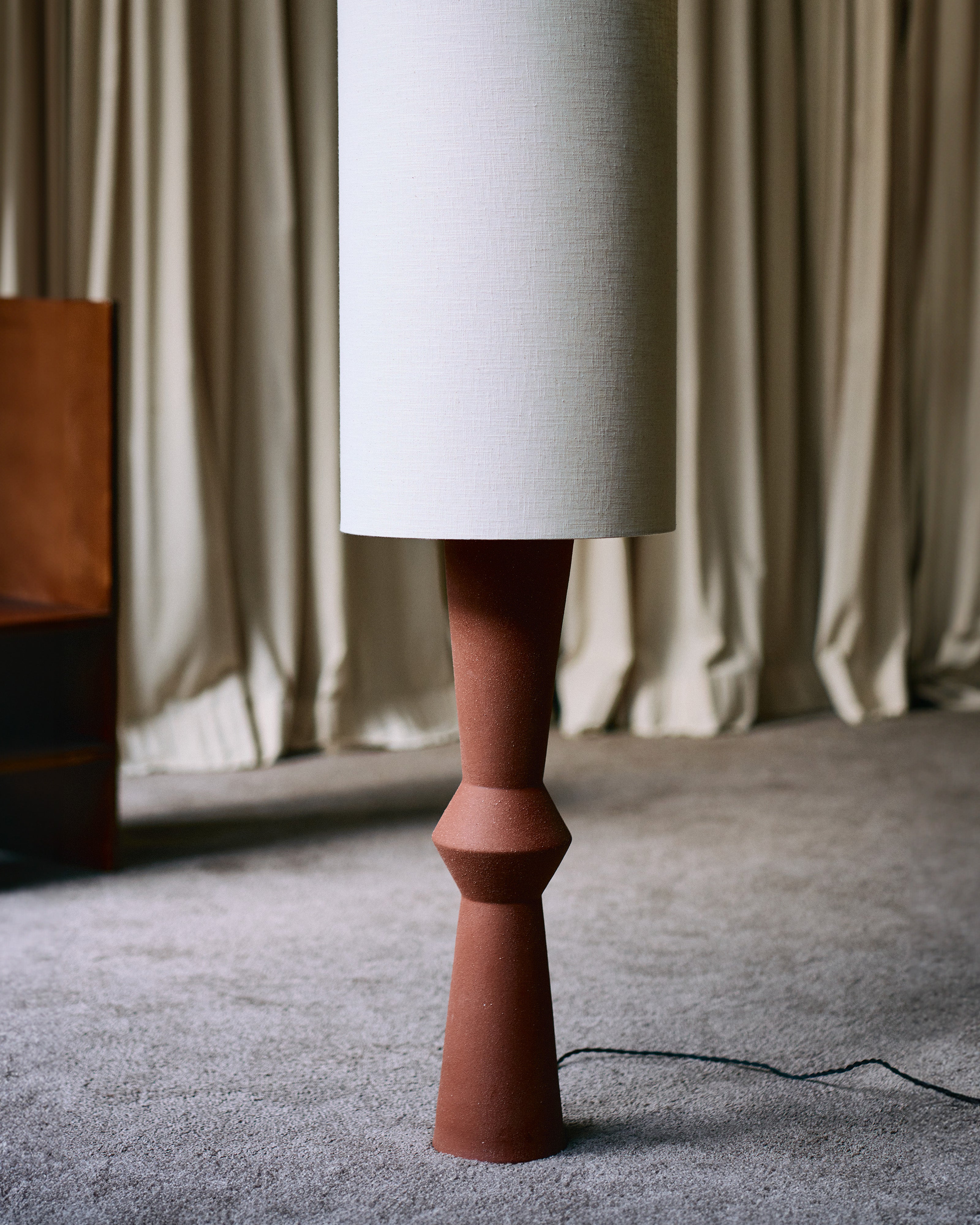 Serax Marie-Ann stojací lampa cihlově červená