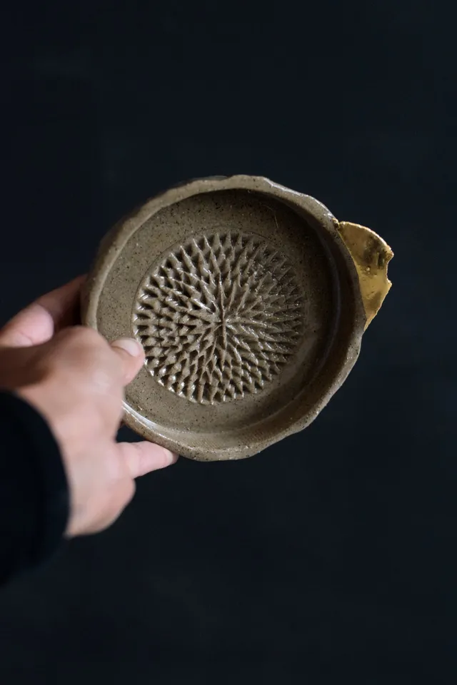 Terra Ceramics Prague Gali struhadlo na česnek zlato lístek
