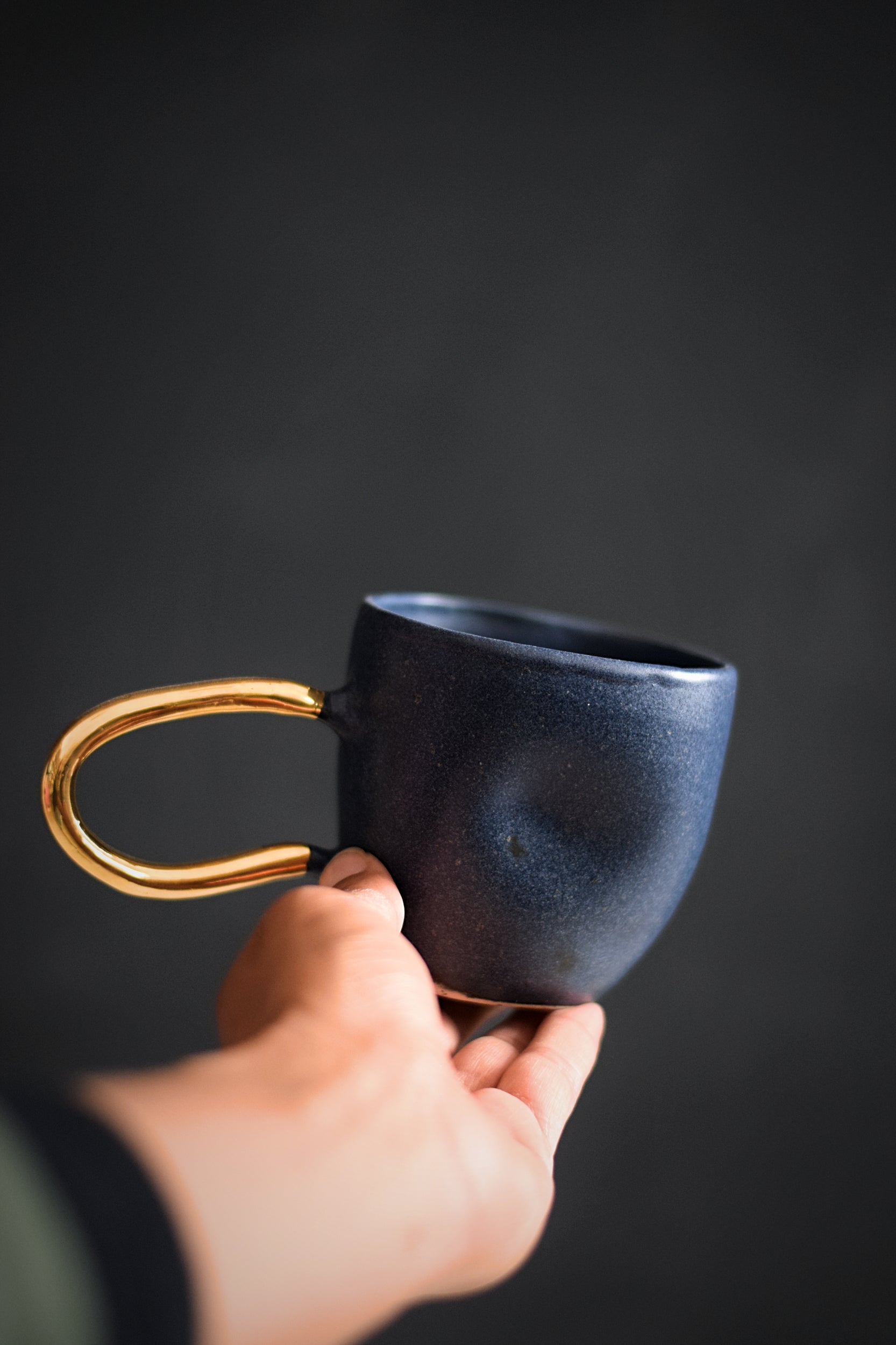 Terra Ceramics Prague ZIGGY Indigo Blue hrnek 300 ml se zlatem